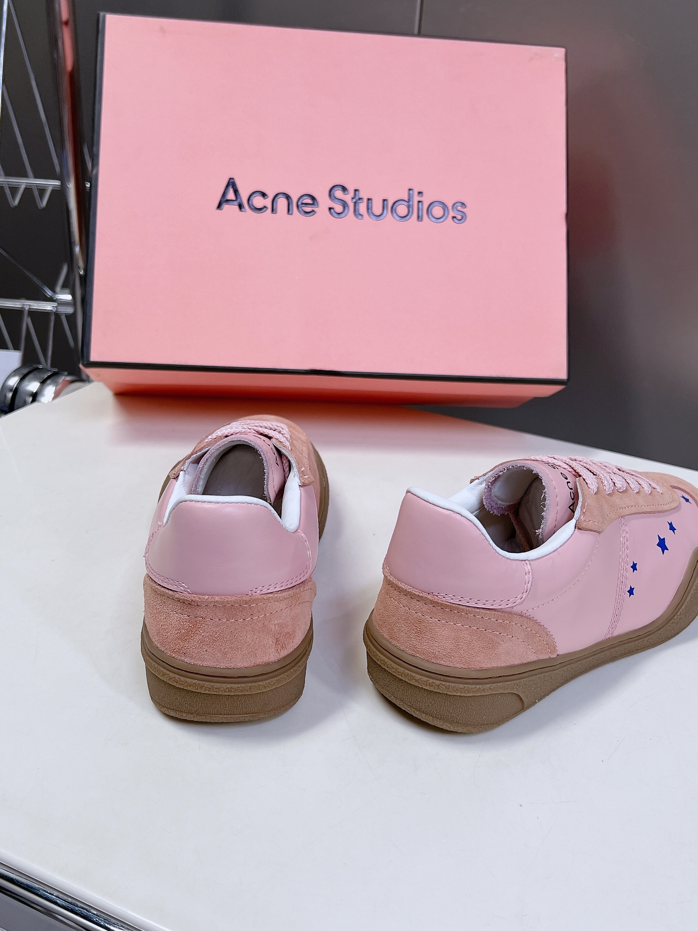 AcneStudios24春夏新款星星德训鞋休闲小白鞋此款运动鞋饰有烫印星星图案选用皮革和麂皮拼接设计细