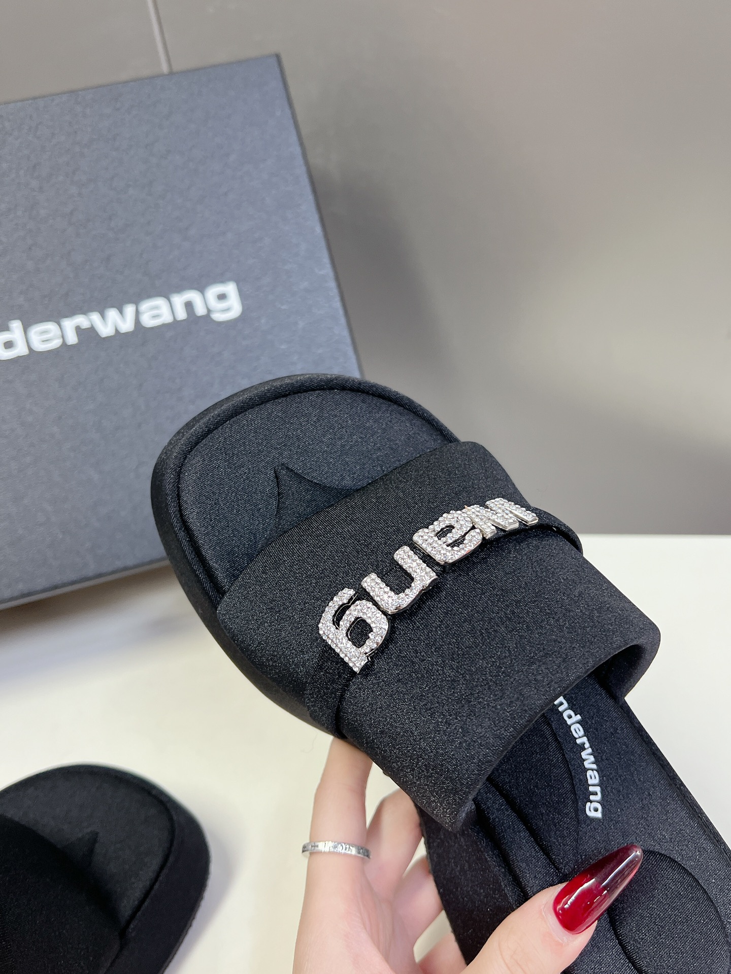 Alexanderwang大王水钻厚底拖鞋太好看了很难不爱！BLINGBLING缤纷夏日清凉出行露腿神器