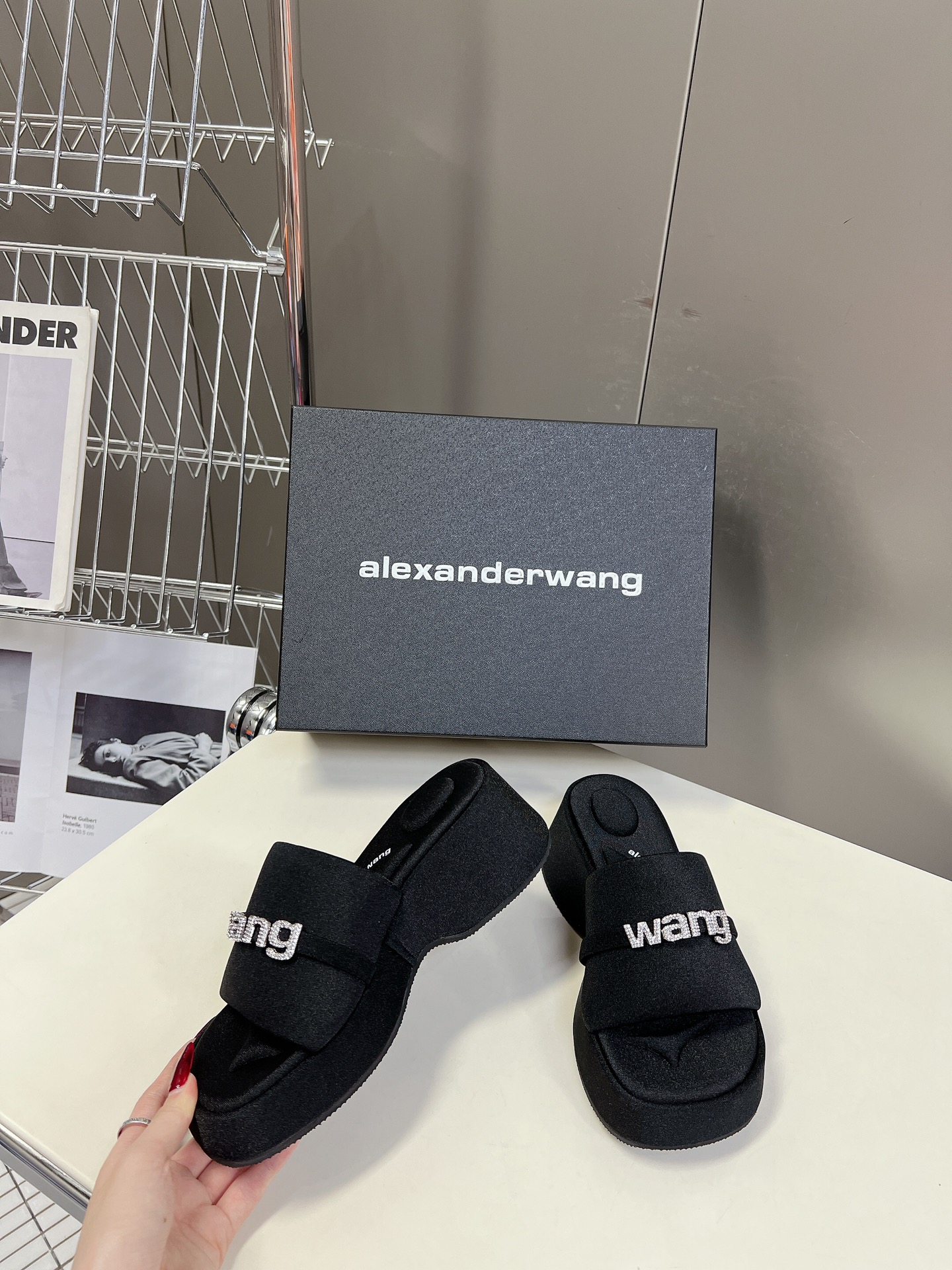 Alexanderwang大王水钻厚底拖鞋太好看了很难不爱！BLINGBLING缤纷夏日清凉出行露腿神器