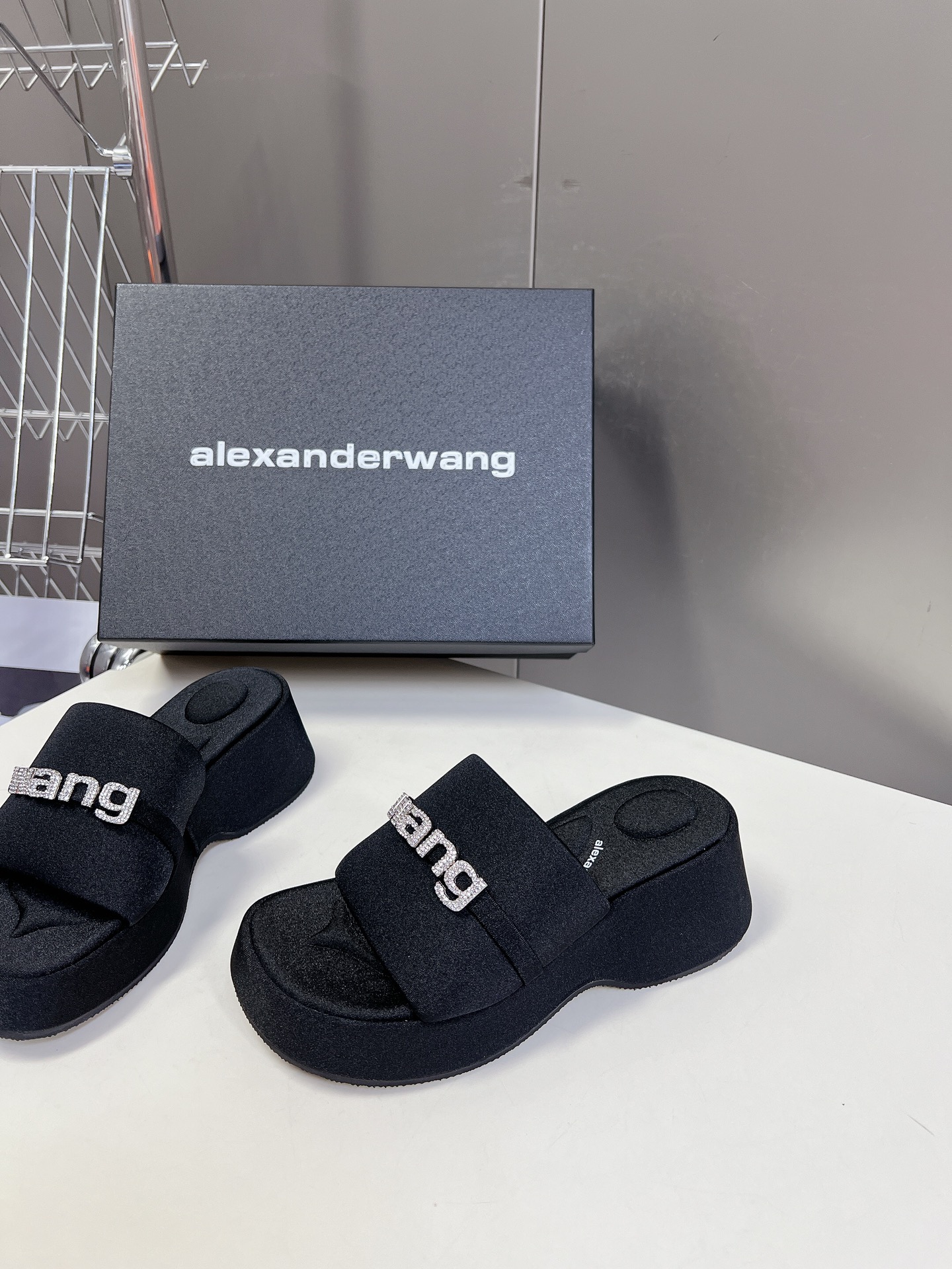 Alexanderwang大王水钻厚底拖鞋太好看了很难不爱！BLINGBLING缤纷夏日清凉出行露腿神器