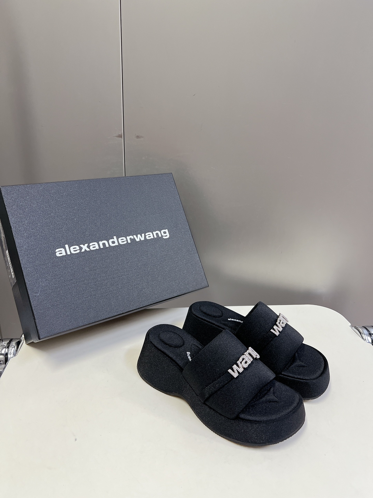 Alexanderwang大王水钻厚底拖鞋太好看了很难不爱！BLINGBLING缤纷夏日清凉出行露腿神器