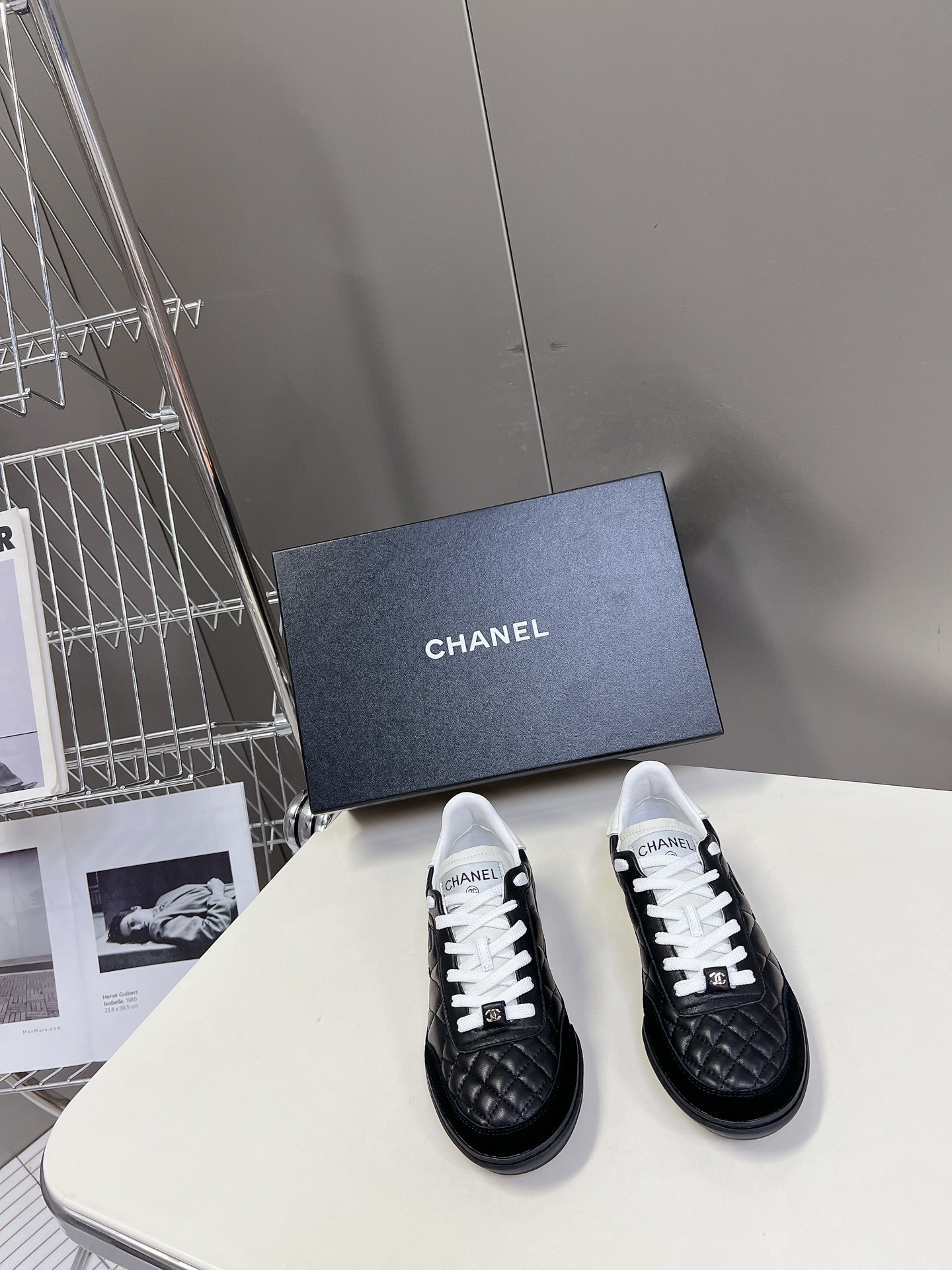 Negozio online
 Chanel Qualità dello specchio
 Scarpe Sneaker Nero Bianco Donne Pelle d’agnello Gomma di pecora Vintage Casual