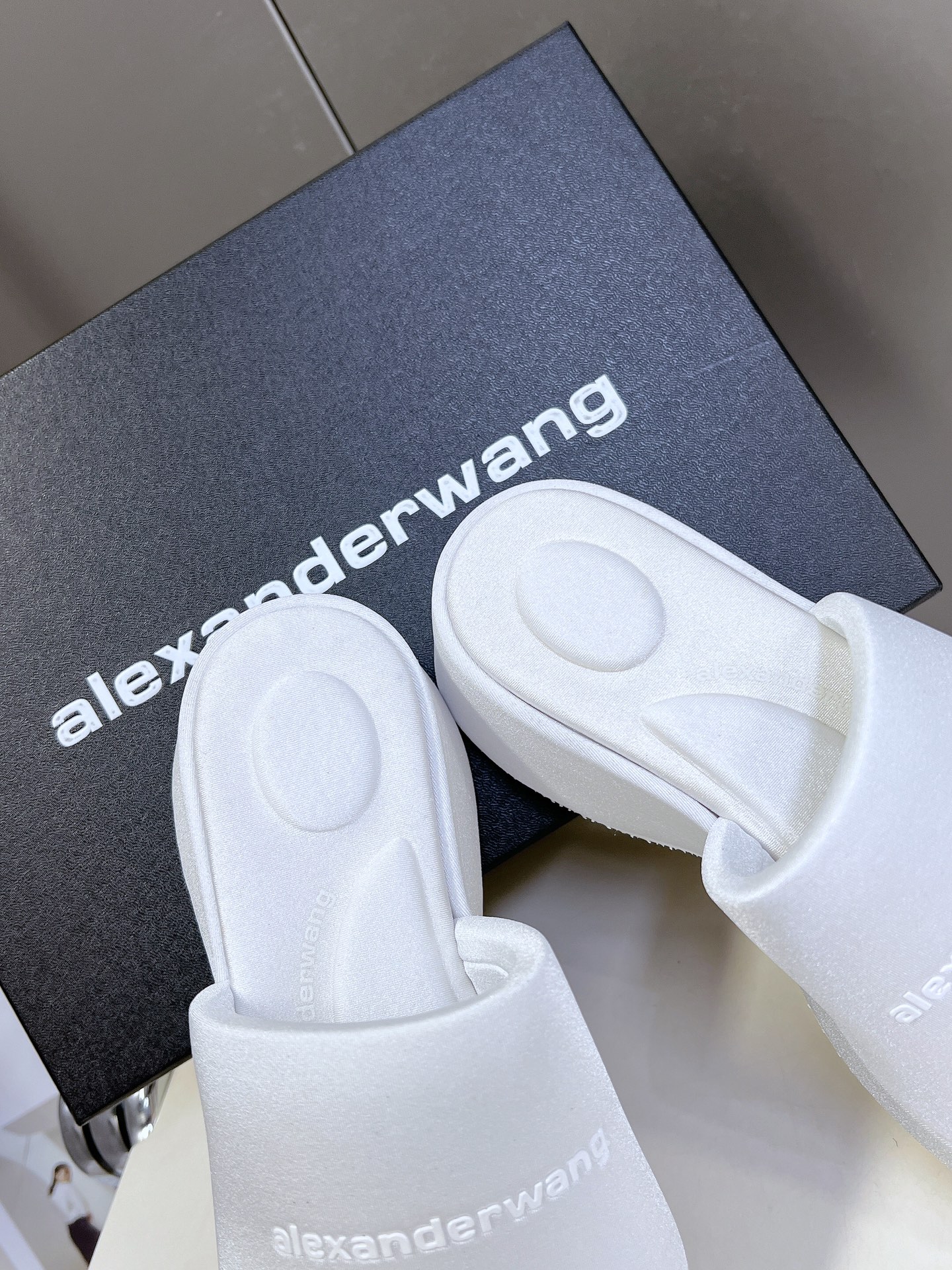 Alexanderwang大王水钻厚底拖鞋太好看了很难不爱！BLINGBLING缤纷夏日清凉出行露腿神器