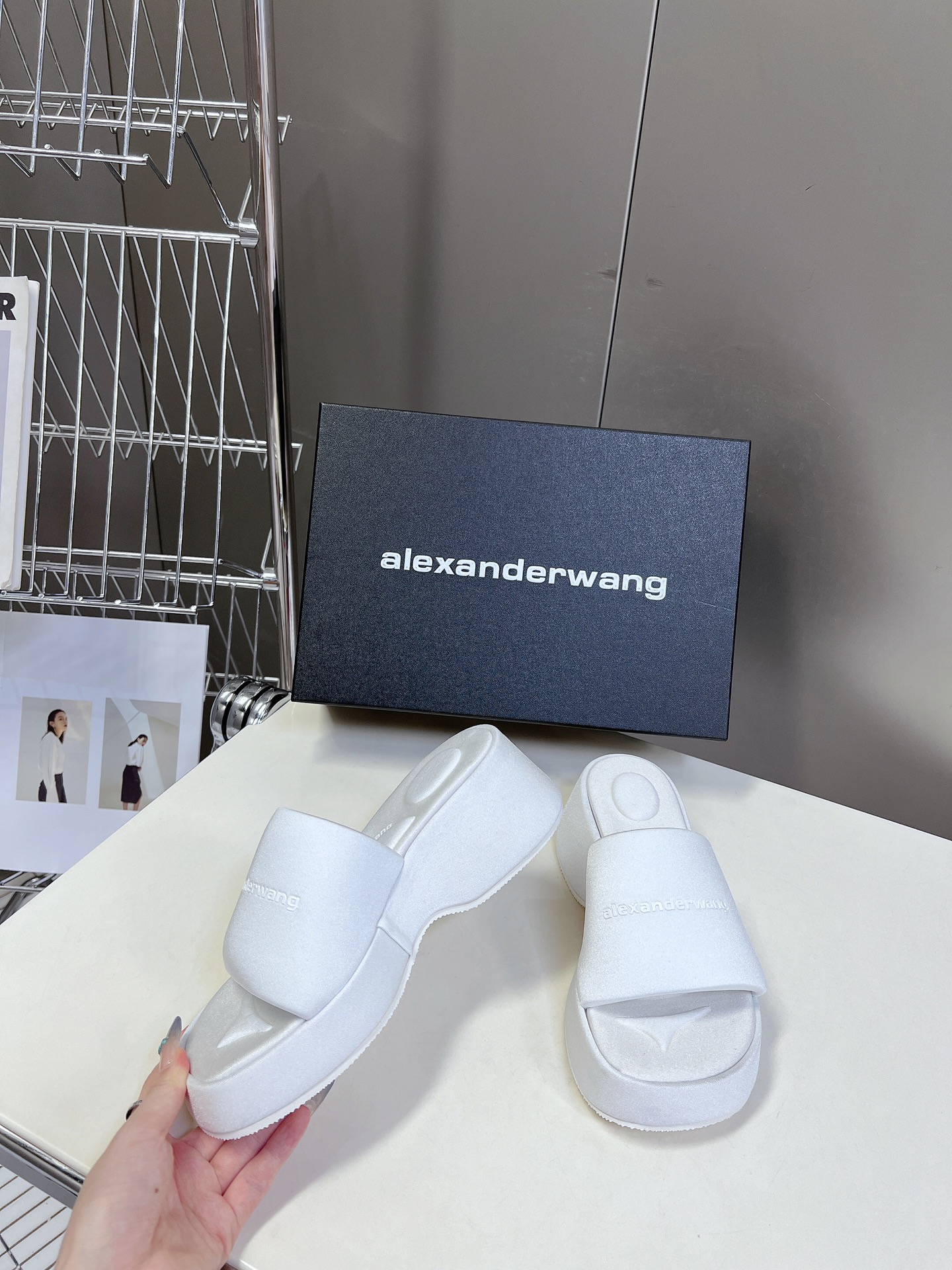 Alexanderwang大王水钻厚底拖鞋太好看了很难不爱！BLINGBLING缤纷夏日清凉出行露腿神器