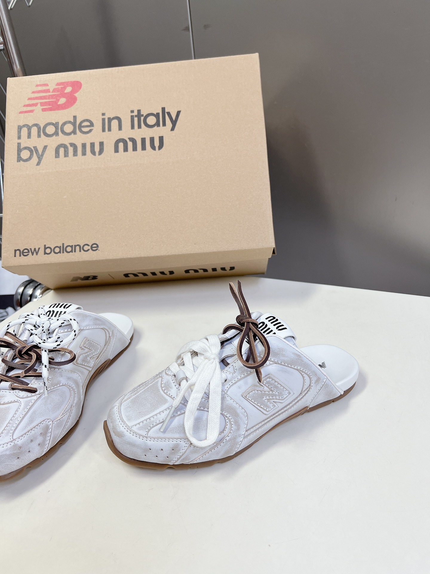 MiuMiu️NewBalance联名系列情侣运动鞋各大品牌都热衷于跨界联名缪缪这次联名诚意满满非常有亮