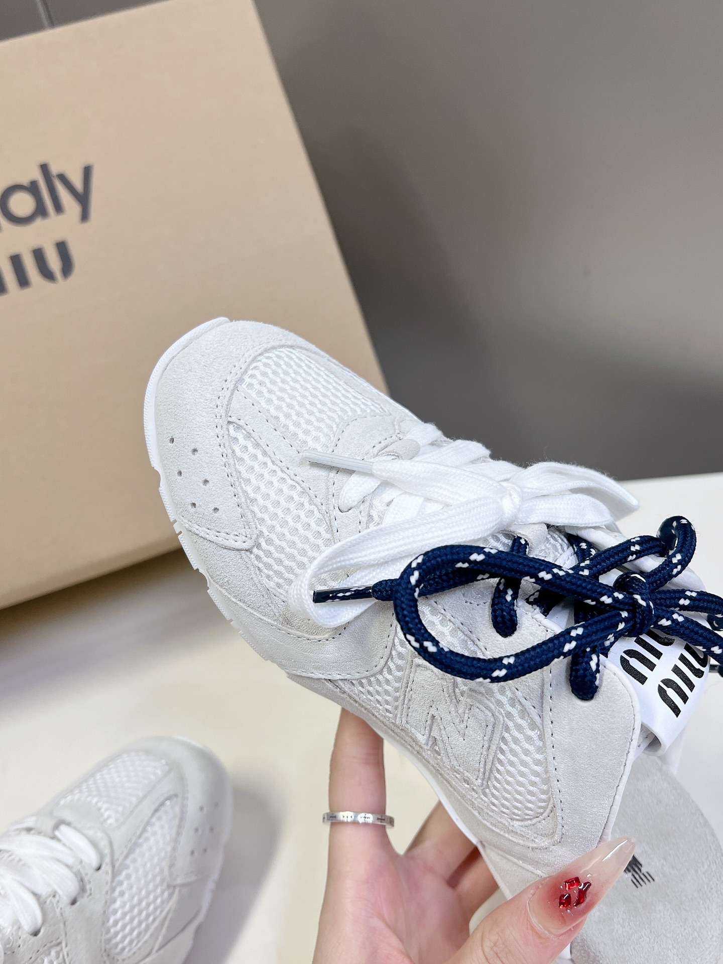 MiuMiu️NewBalance联名系列情侣运动鞋各大品牌都热衷于跨界联名缪缪这次联名诚意满满非常有亮