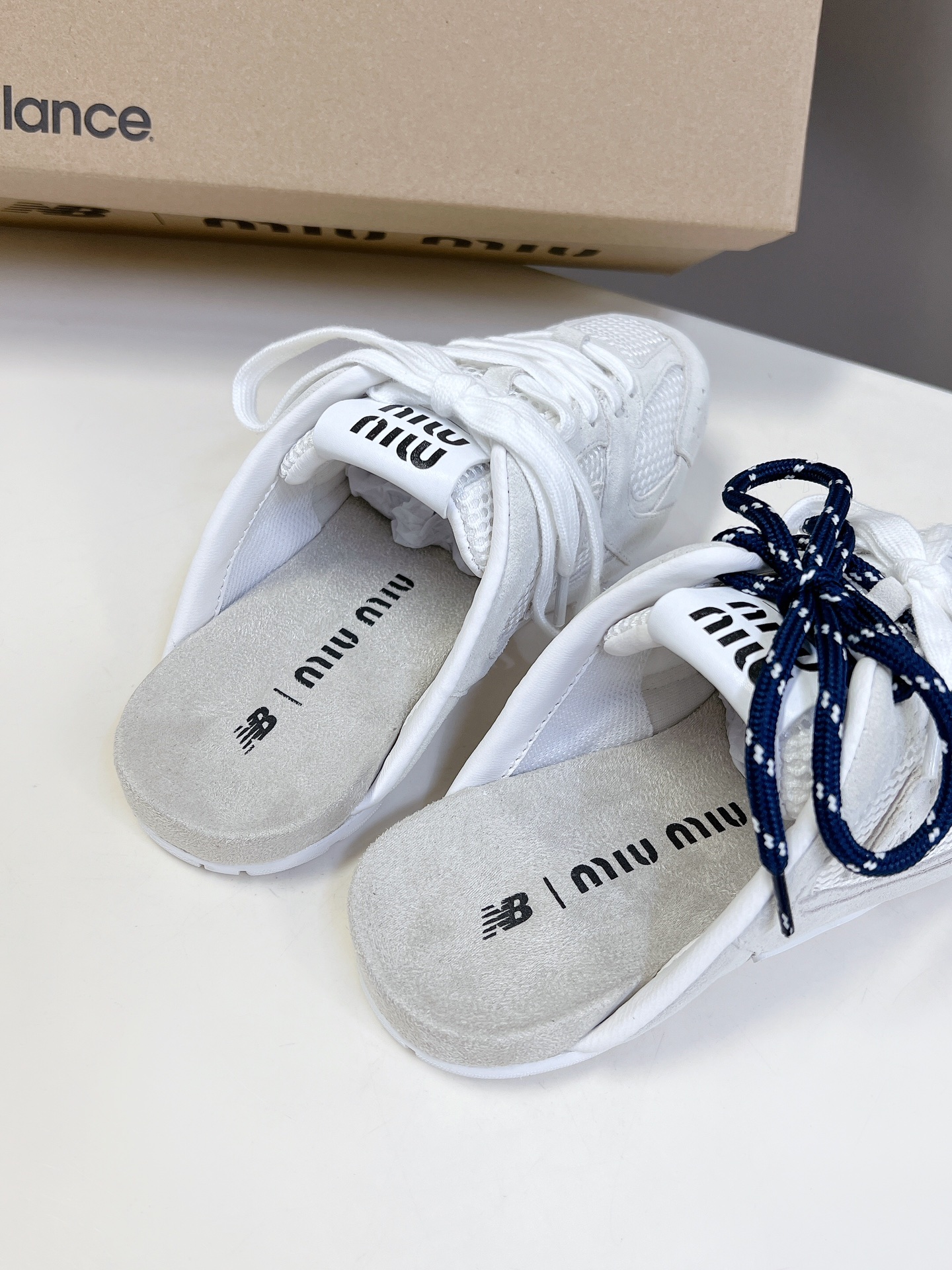 MiuMiu️NewBalance联名系列情侣运动鞋各大品牌都热衷于跨界联名缪缪这次联名诚意满满非常有亮