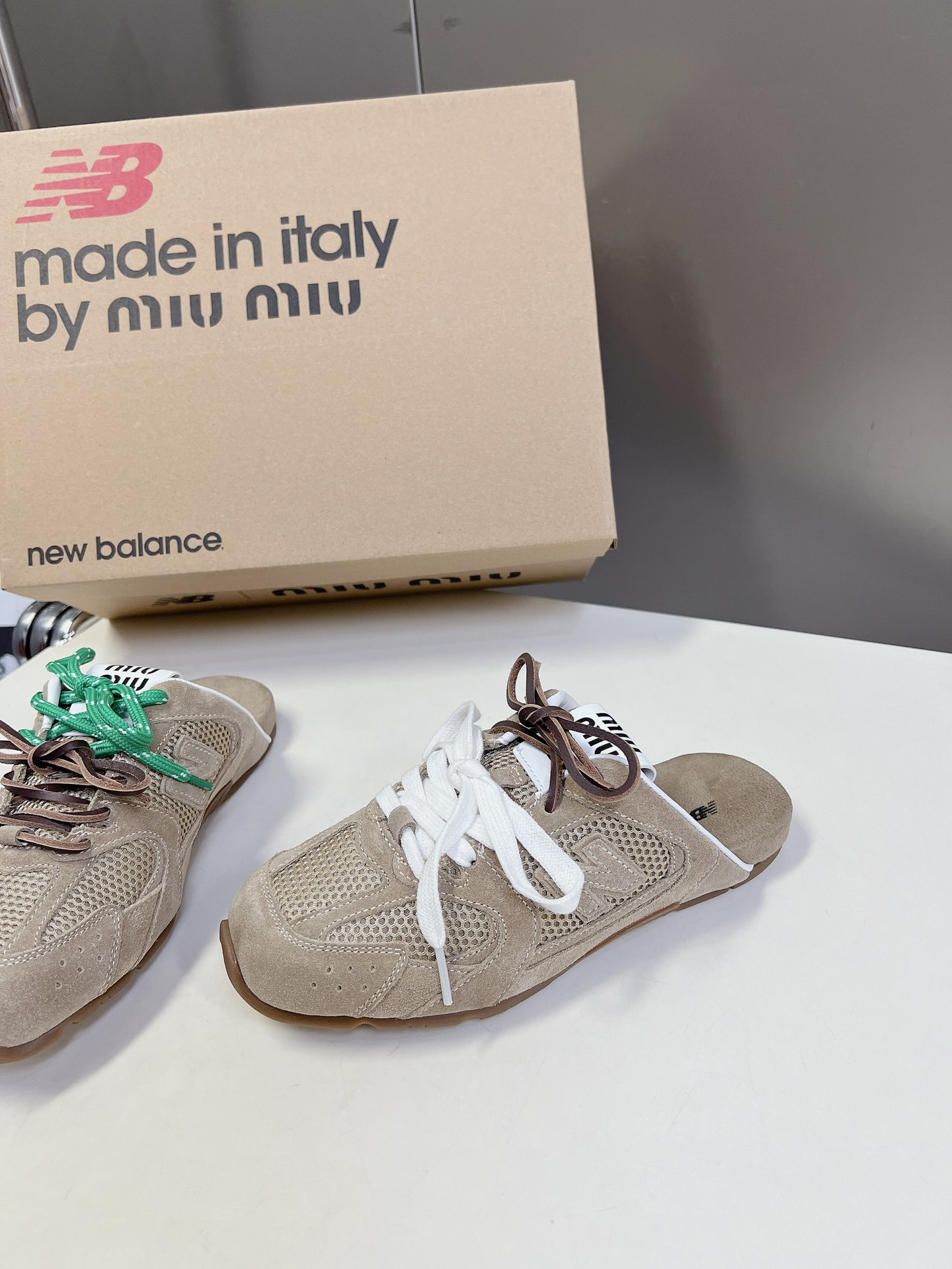 MiuMiu️NewBalance联名系列情侣运动鞋各大品牌都热衷于跨界联名缪缪这次联名诚意满满非常有亮