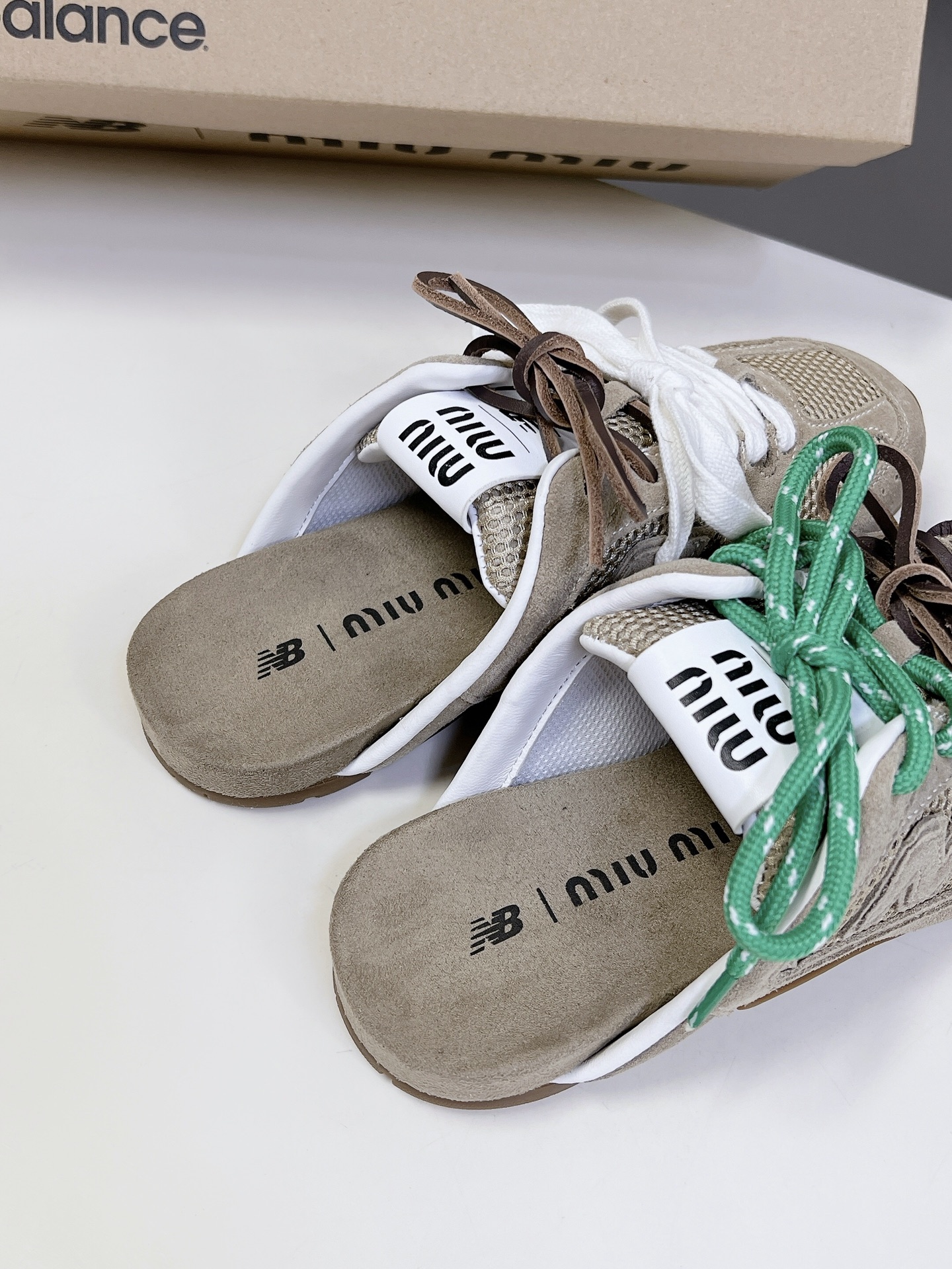 MiuMiu️NewBalance联名系列情侣运动鞋各大品牌都热衷于跨界联名缪缪这次联名诚意满满非常有亮