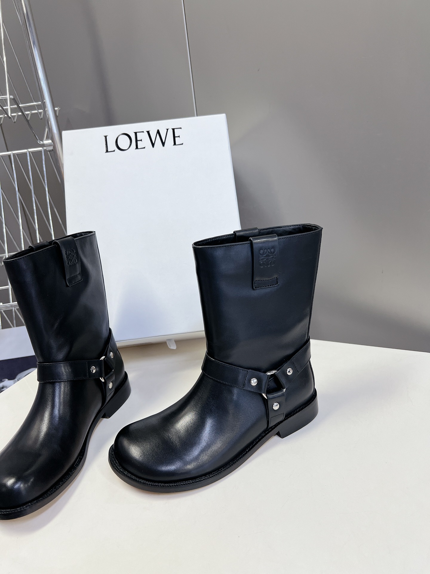 LOEWE罗意威24ss秋冬新款方跟厚底女靴套脚一脚蹬弹力靴牛皮平底时装靴短靴简约大气时髦耐看不过时是时