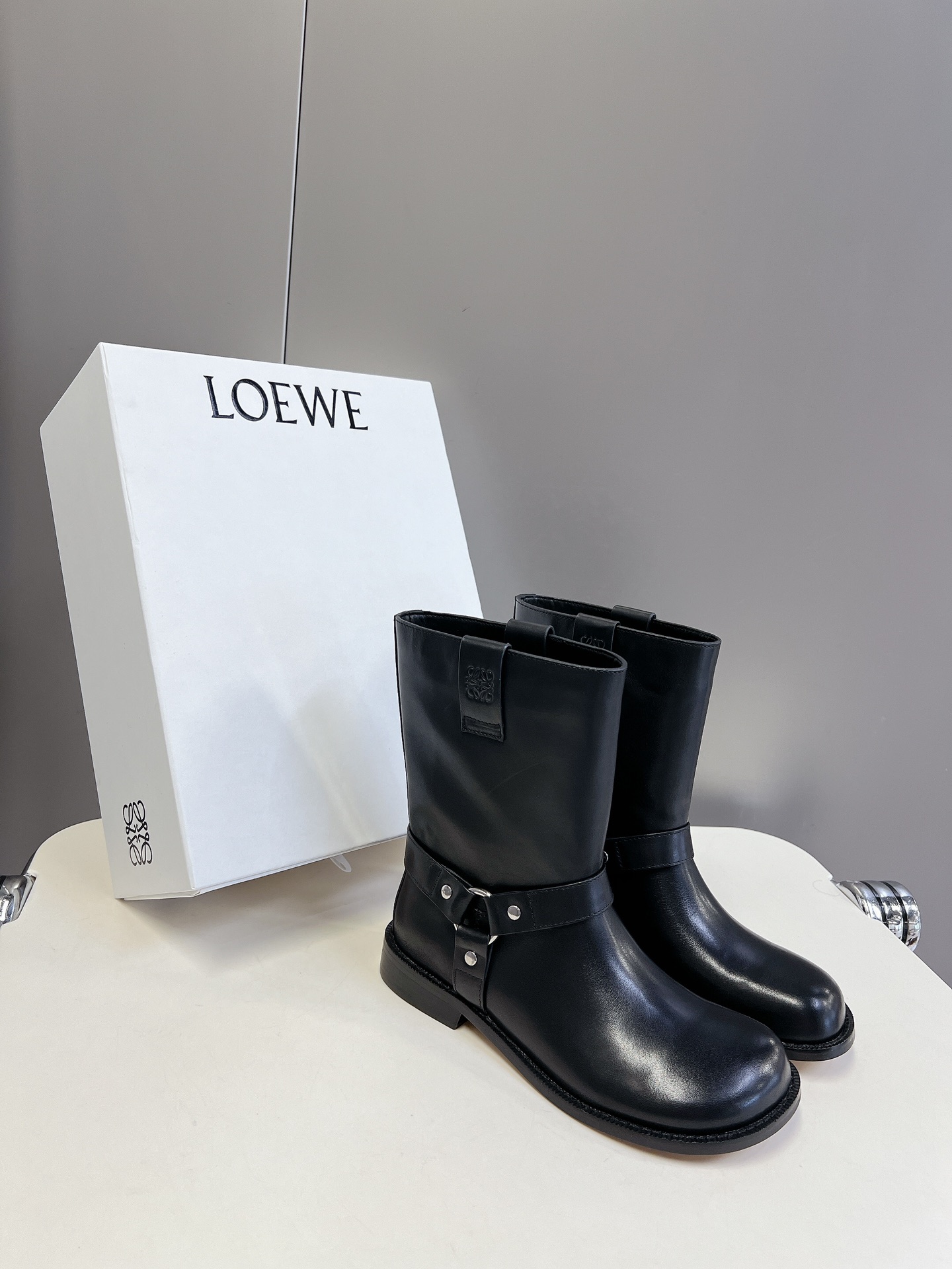 LOEWE罗意威24ss秋冬新款方跟厚底女靴套脚一脚蹬弹力靴牛皮平底时装靴短靴简约大气时髦耐看不过时是时