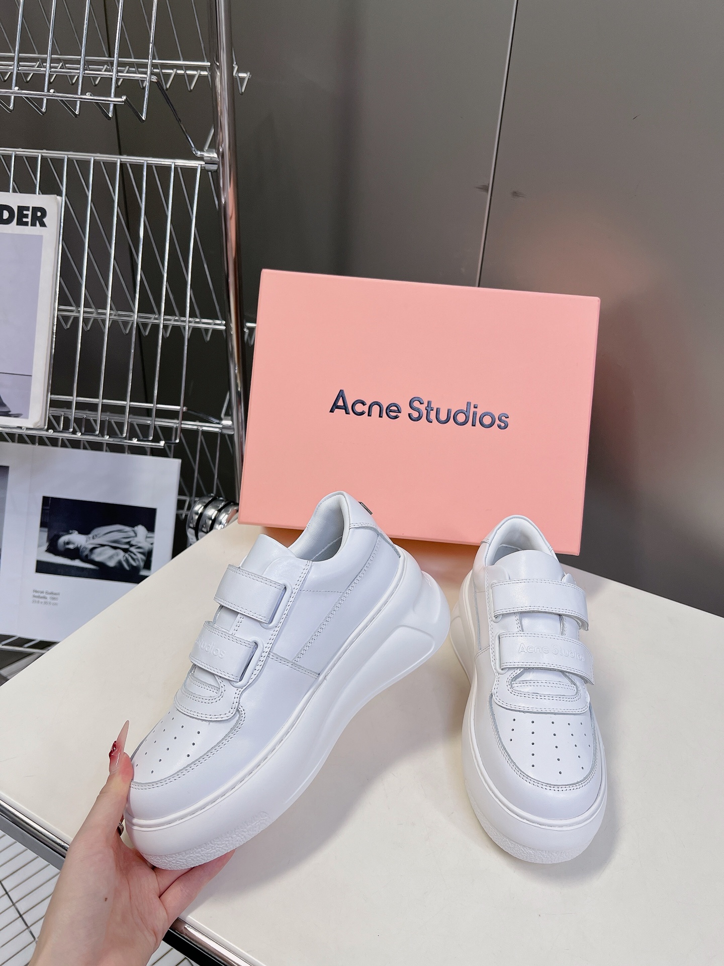 AcneStudios24ss最新厚底休闲魔术贴笑脸小白鞋渠道牛货！莞货难得一见的好货！最受欢迎的单品当