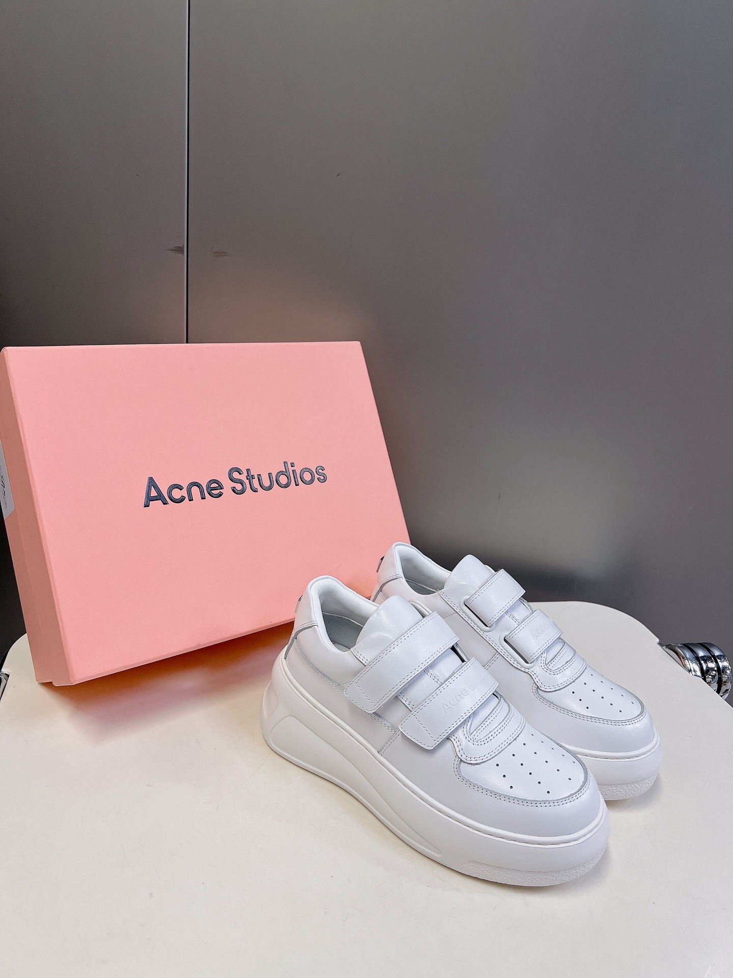 AcneStudios24ss最新厚底休闲魔术贴笑脸小白鞋渠道牛货！莞货难得一见的好货！最受欢迎的单品当