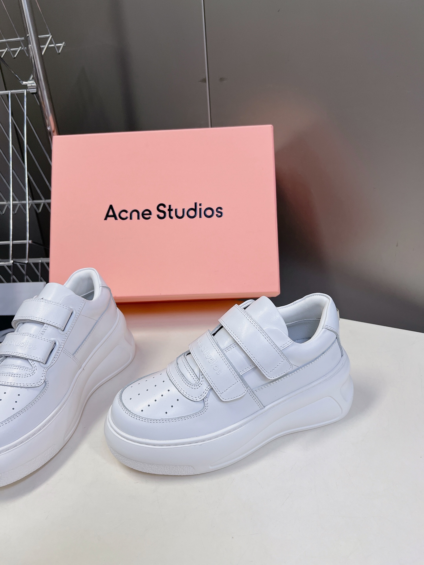 AcneStudios24ss最新厚底休闲魔术贴笑脸小白鞋渠道牛货！莞货难得一见的好货！最受欢迎的单品当