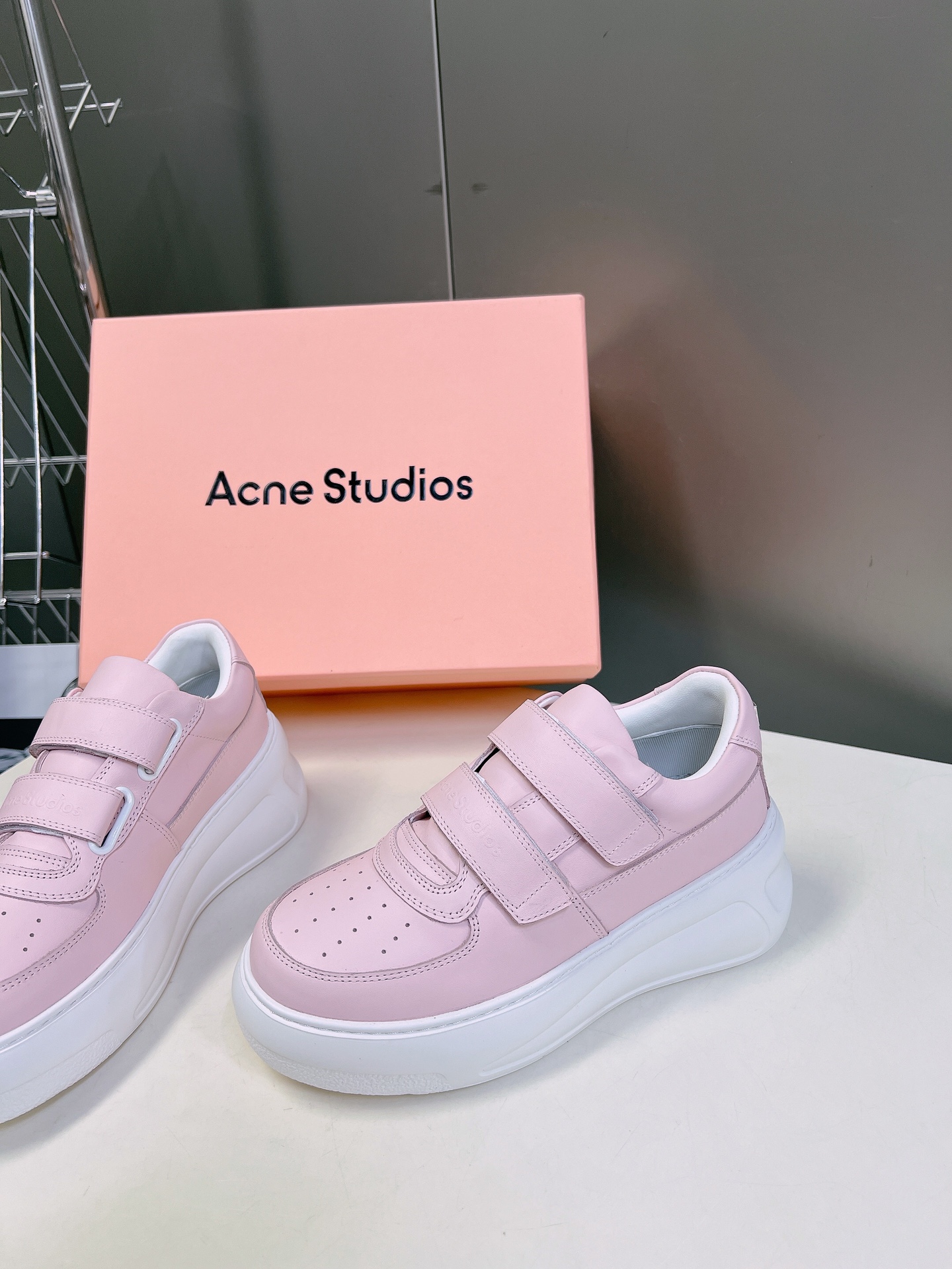 AcneStudios24ss最新厚底休闲魔术贴笑脸小白鞋渠道牛货！莞货难得一见的好货！最受欢迎的单品当