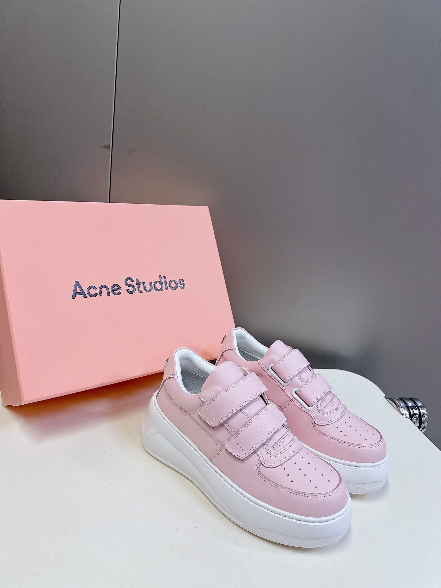 AcneStudios24ss最新厚底休闲魔术贴笑脸小白鞋渠道牛货！莞货难得一见的好货！最受欢迎的单品当