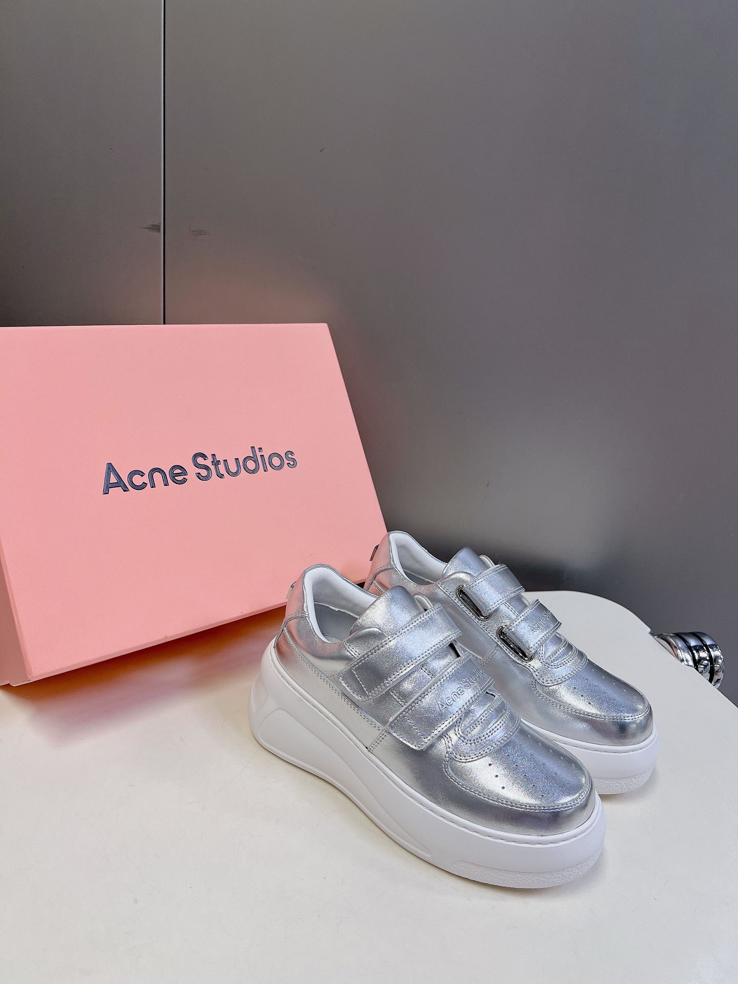 AcneStudios24ss最新厚底休闲魔术贴笑脸小白鞋渠道牛货！莞货难得一见的好货！最受欢迎的单品当