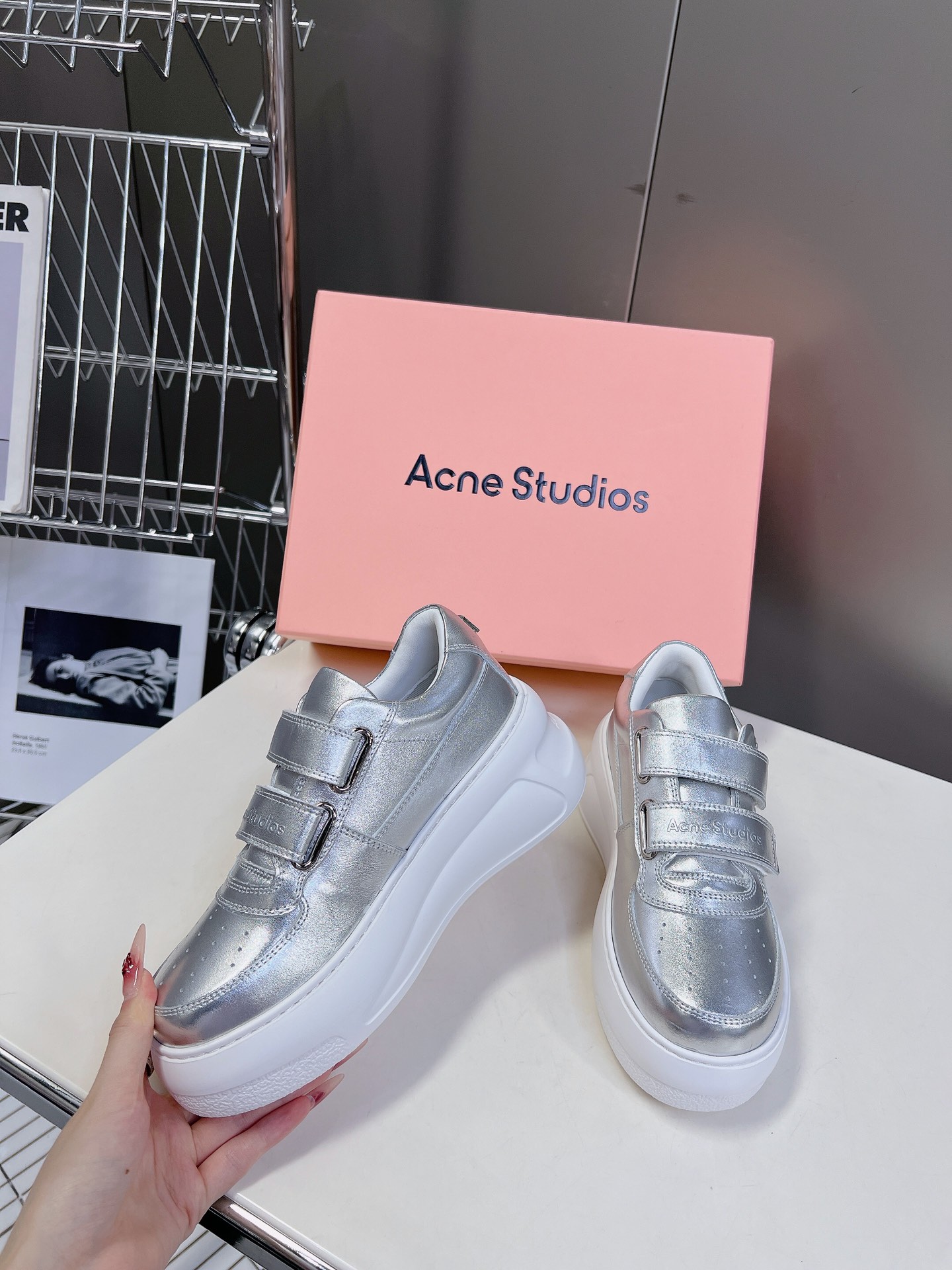 AcneStudios24ss最新厚底休闲魔术贴笑脸小白鞋渠道牛货！莞货难得一见的好货！最受欢迎的单品当