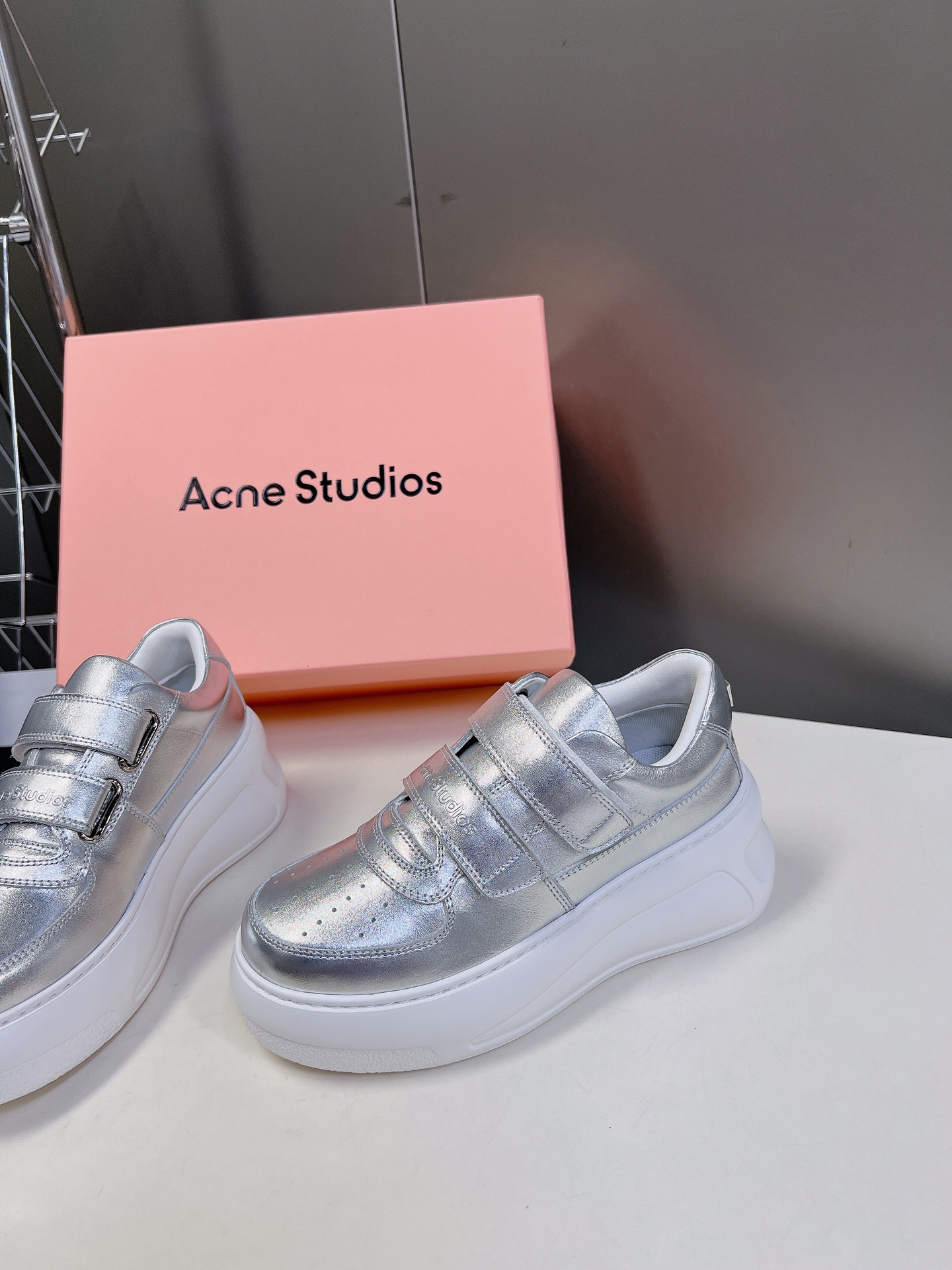 AcneStudios24ss最新厚底休闲魔术贴笑脸小白鞋渠道牛货！莞货难得一见的好货！最受欢迎的单品当