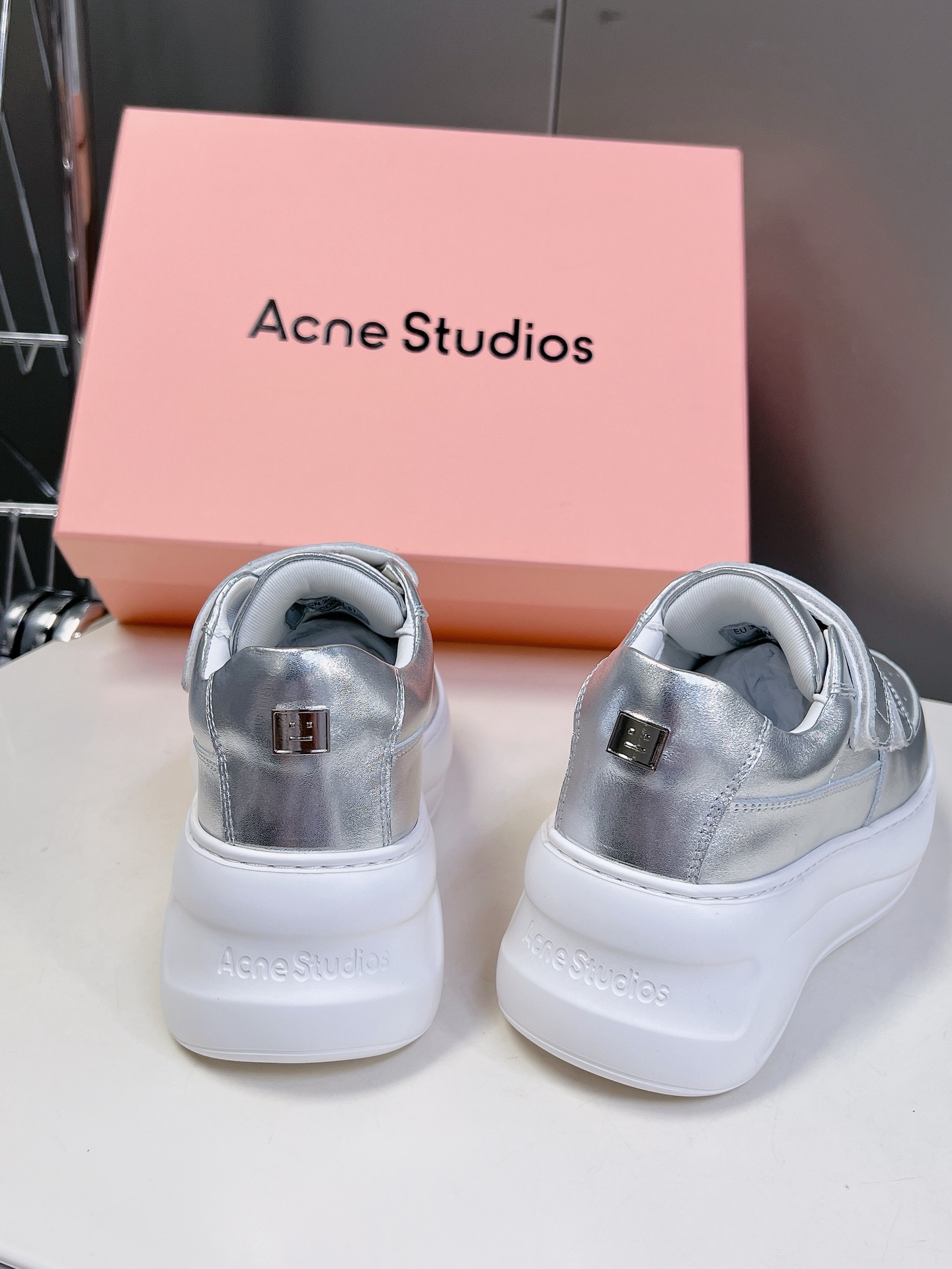 AcneStudios24ss最新厚底休闲魔术贴笑脸小白鞋渠道牛货！莞货难得一见的好货！最受欢迎的单品当