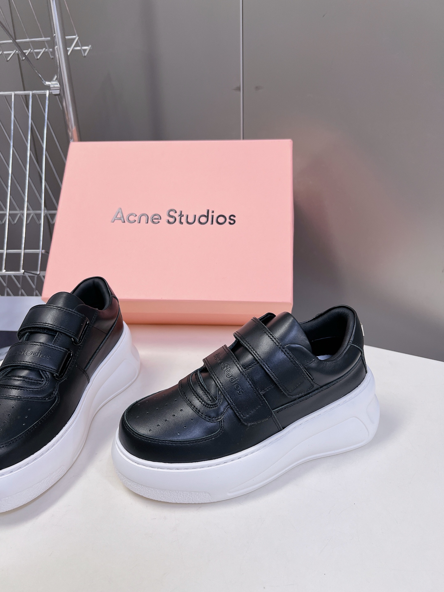 AcneStudios24ss最新厚底休闲魔术贴笑脸小白鞋渠道牛货！莞货难得一见的好货！最受欢迎的单品当