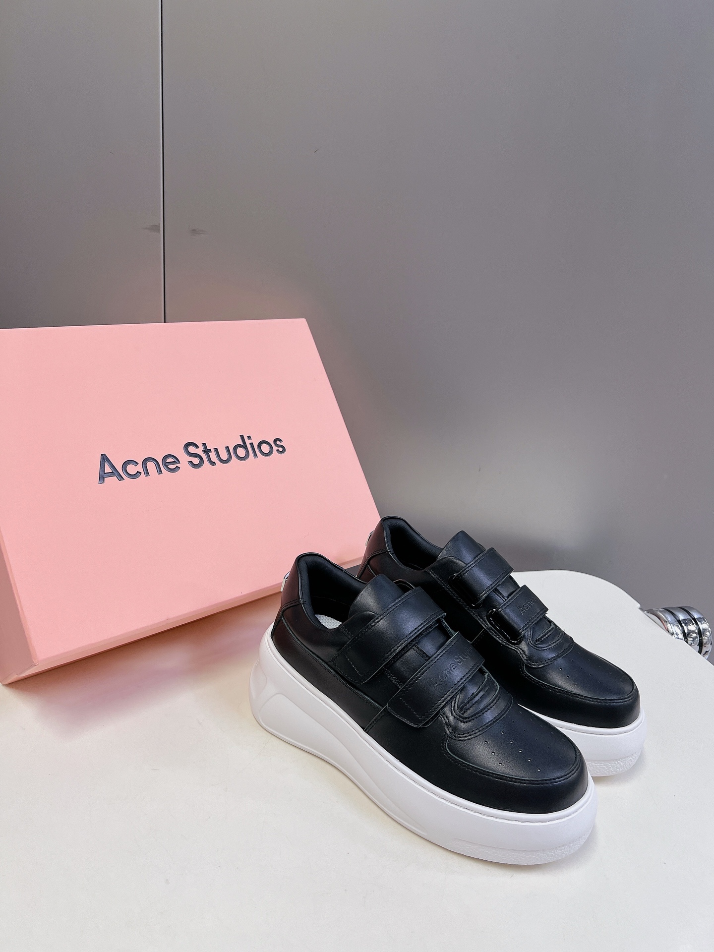 AcneStudios24ss最新厚底休闲魔术贴笑脸小白鞋渠道牛货！莞货难得一见的好货！最受欢迎的单品当