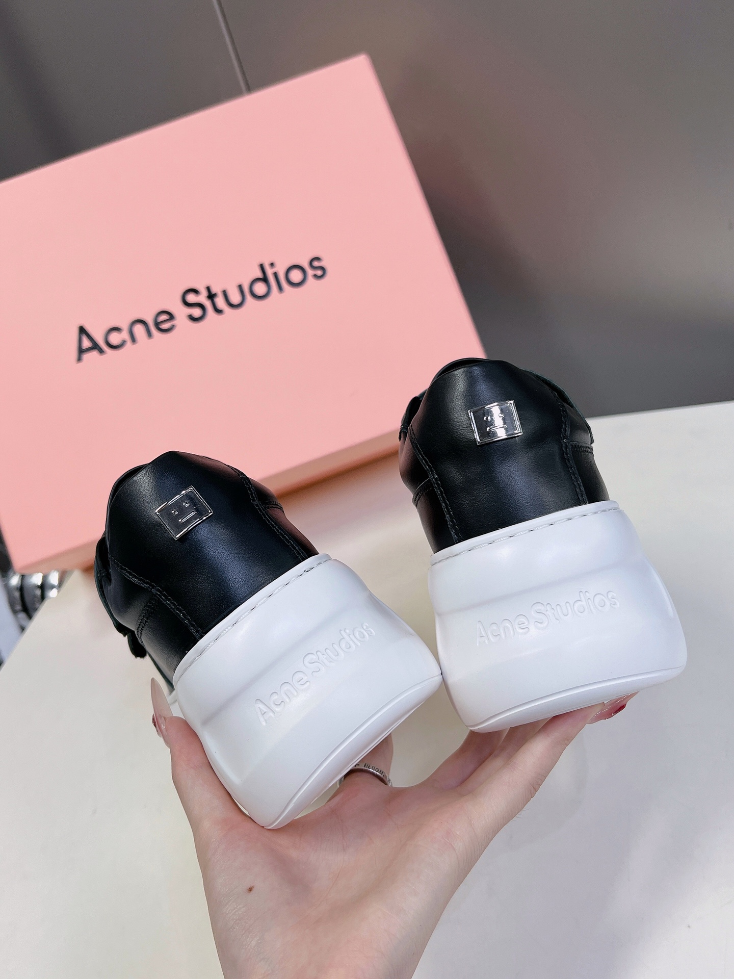 AcneStudios24ss最新厚底休闲魔术贴笑脸小白鞋渠道牛货！莞货难得一见的好货！最受欢迎的单品当