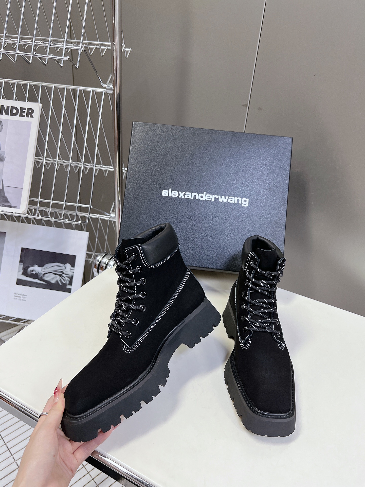 AlexanderWang秋冬最新款大黄靴上新完全原版一比一复刻打造版型超级正最新时尚的设计火遍全网的靴