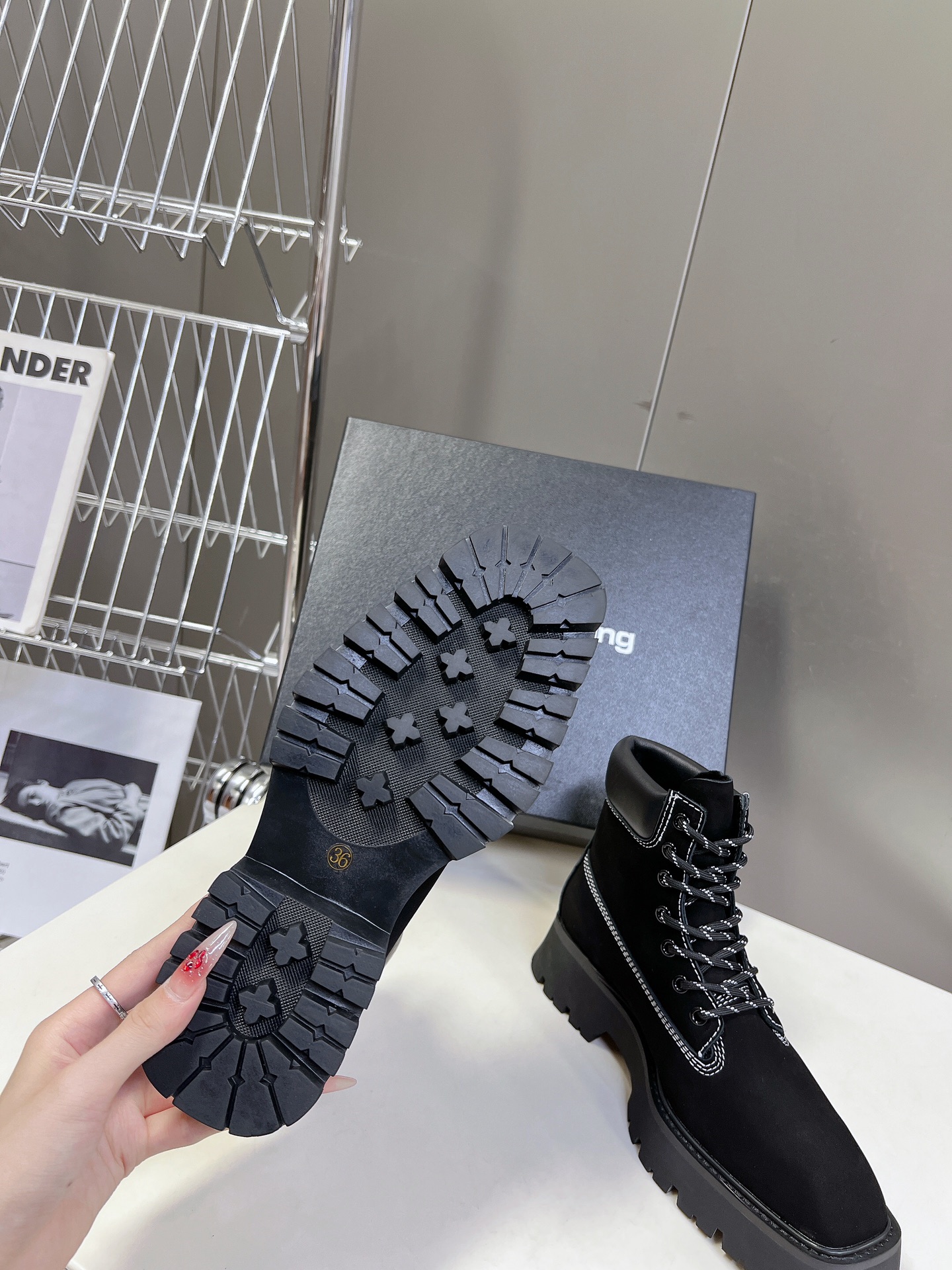 AlexanderWang秋冬最新款大黄靴上新完全原版一比一复刻打造版型超级正最新时尚的设计火遍全网的靴