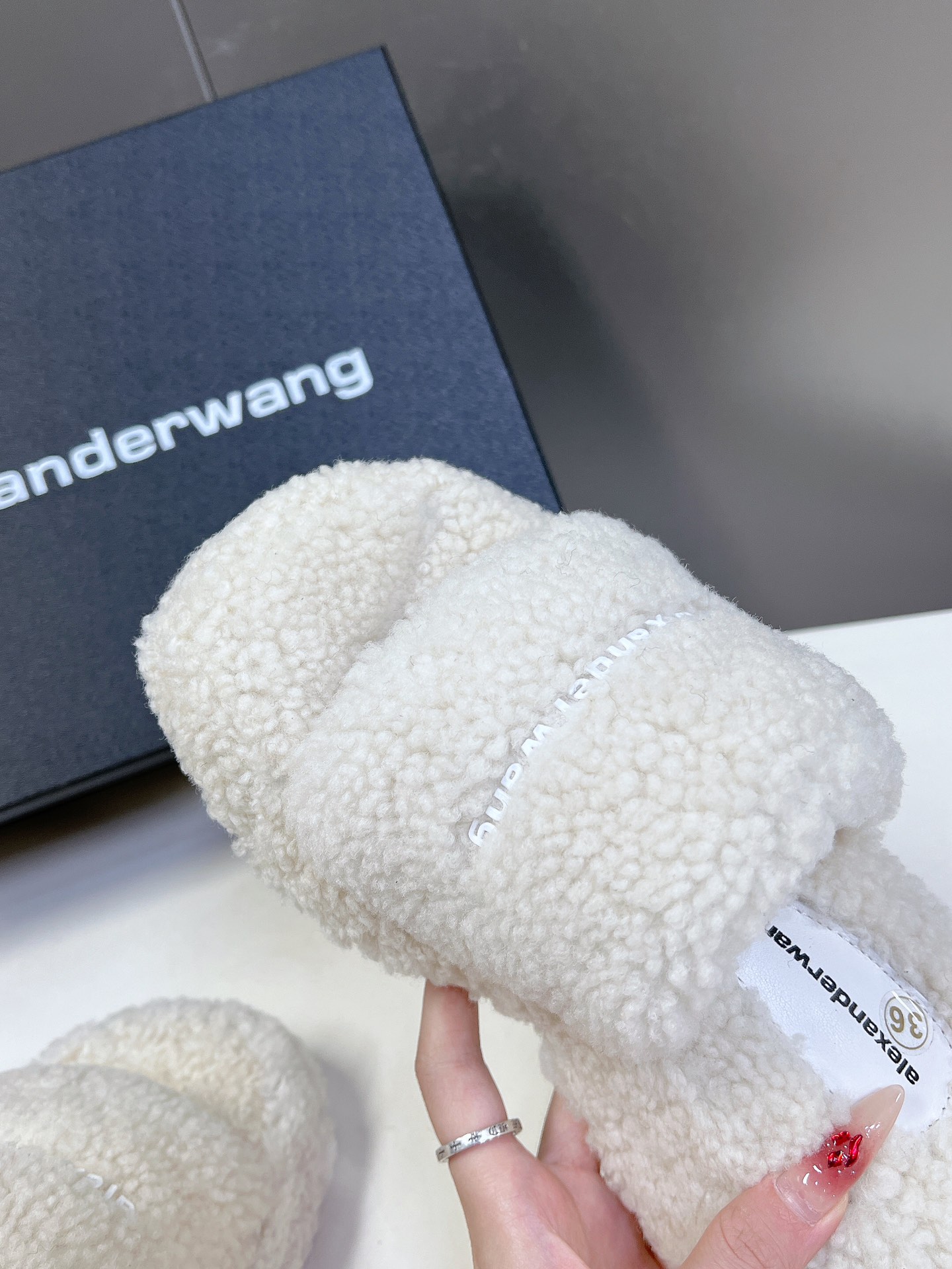 Alexanderwang大王水钻厚底毛毛拖鞋太好看了很难不爱！BLINGBLING秋冬毛毛拖露腿神器没