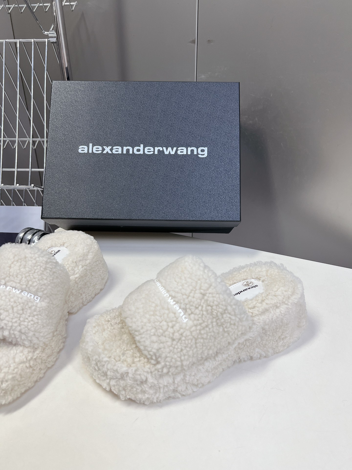 Alexanderwang大王水钻厚底毛毛拖鞋太好看了很难不爱！BLINGBLING秋冬毛毛拖露腿神器没