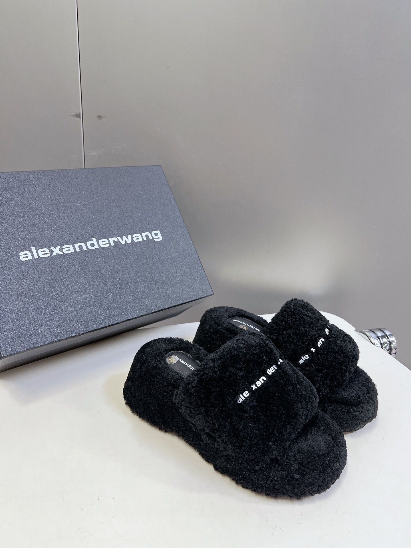 Alexanderwang大王水钻厚底毛毛拖鞋太好看了很难不爱！BLINGBLING秋冬毛毛拖露腿神器没