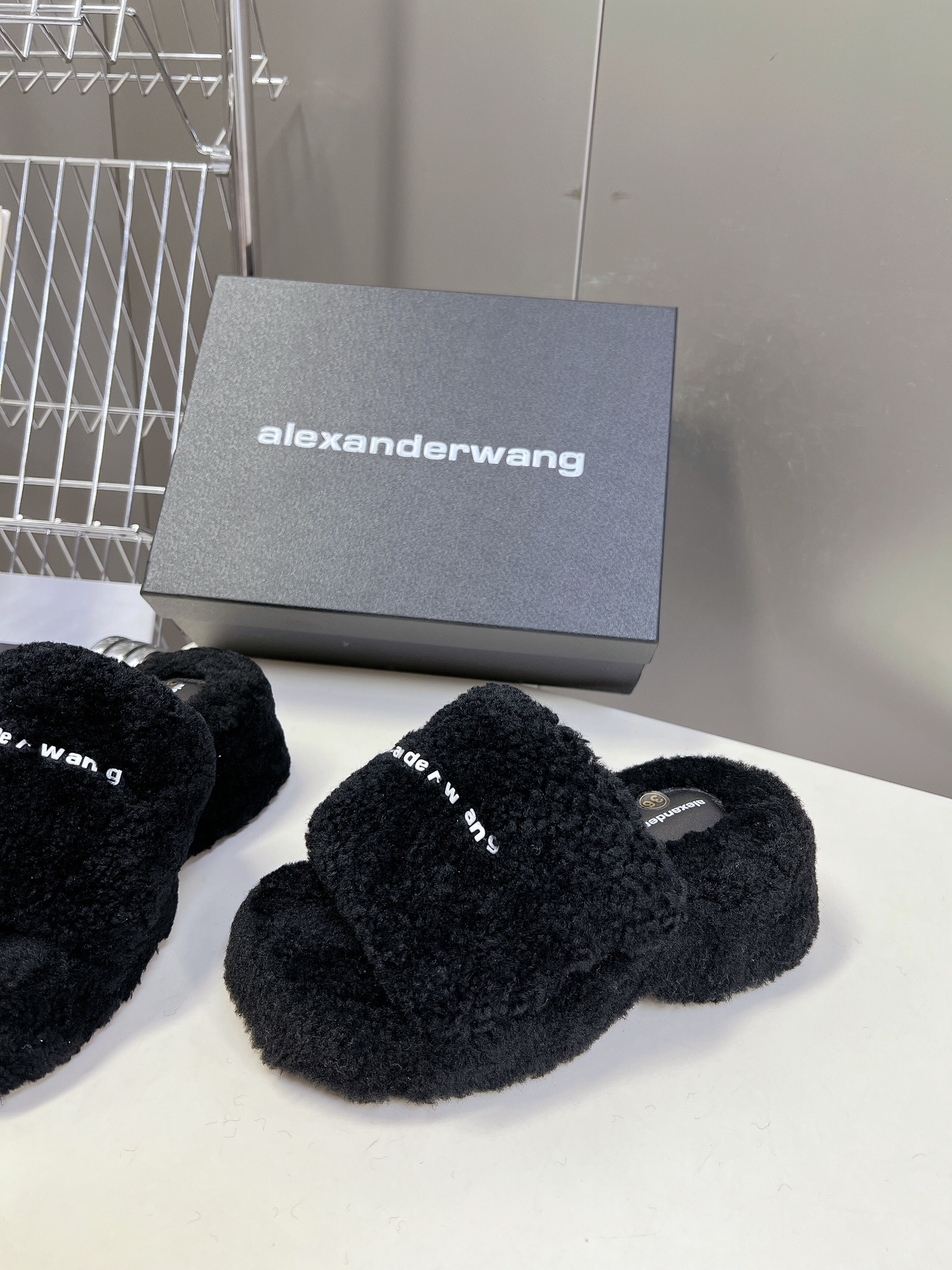 Alexanderwang大王水钻厚底毛毛拖鞋太好看了很难不爱！BLINGBLING秋冬毛毛拖露腿神器没