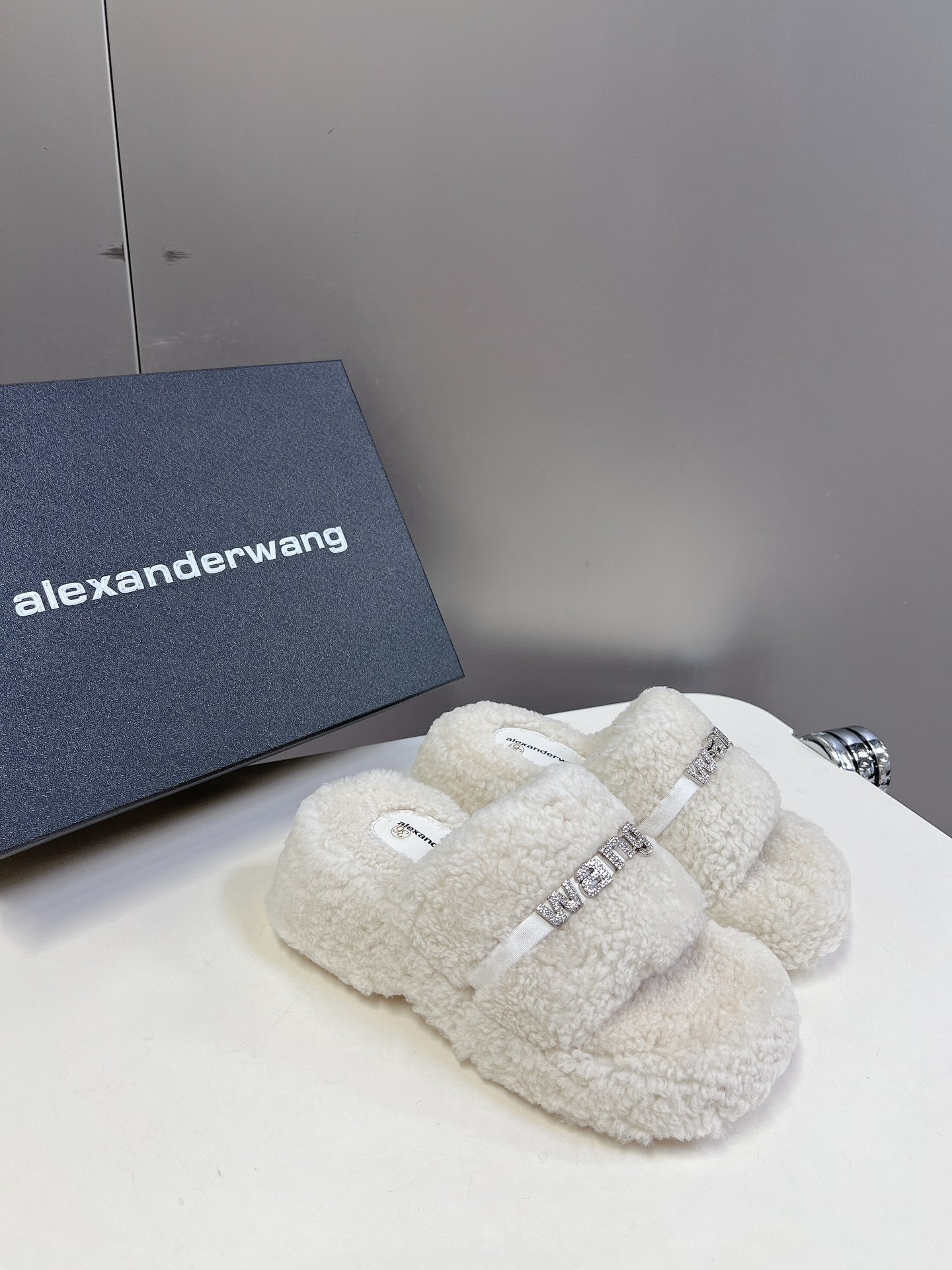 Alexanderwang大王水钻厚底毛毛拖鞋太好看了很难不爱！BLINGBLING秋冬毛毛拖露腿神器没