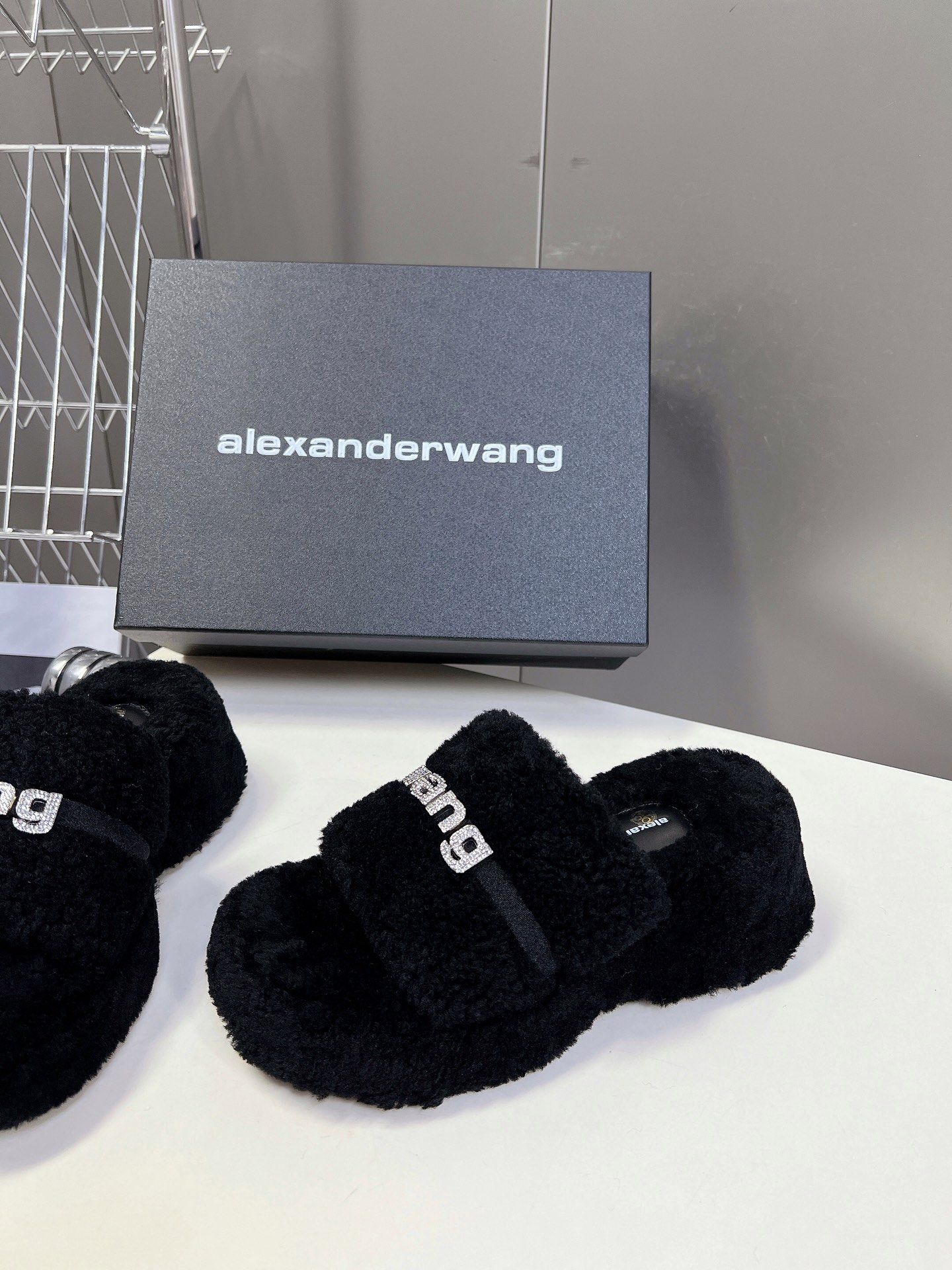 Alexanderwang大王水钻厚底毛毛拖鞋太好看了很难不爱！BLINGBLING秋冬毛毛拖露腿神器没