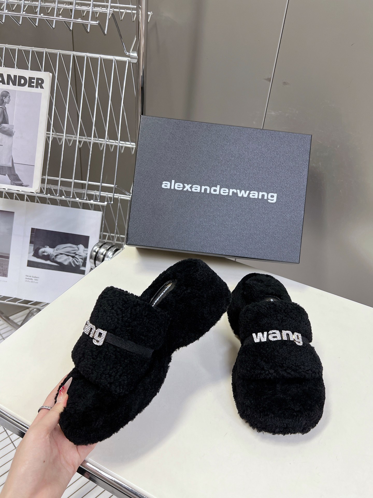 Alexanderwang大王水钻厚底毛毛拖鞋太好看了很难不爱！BLINGBLING秋冬毛毛拖露腿神器没