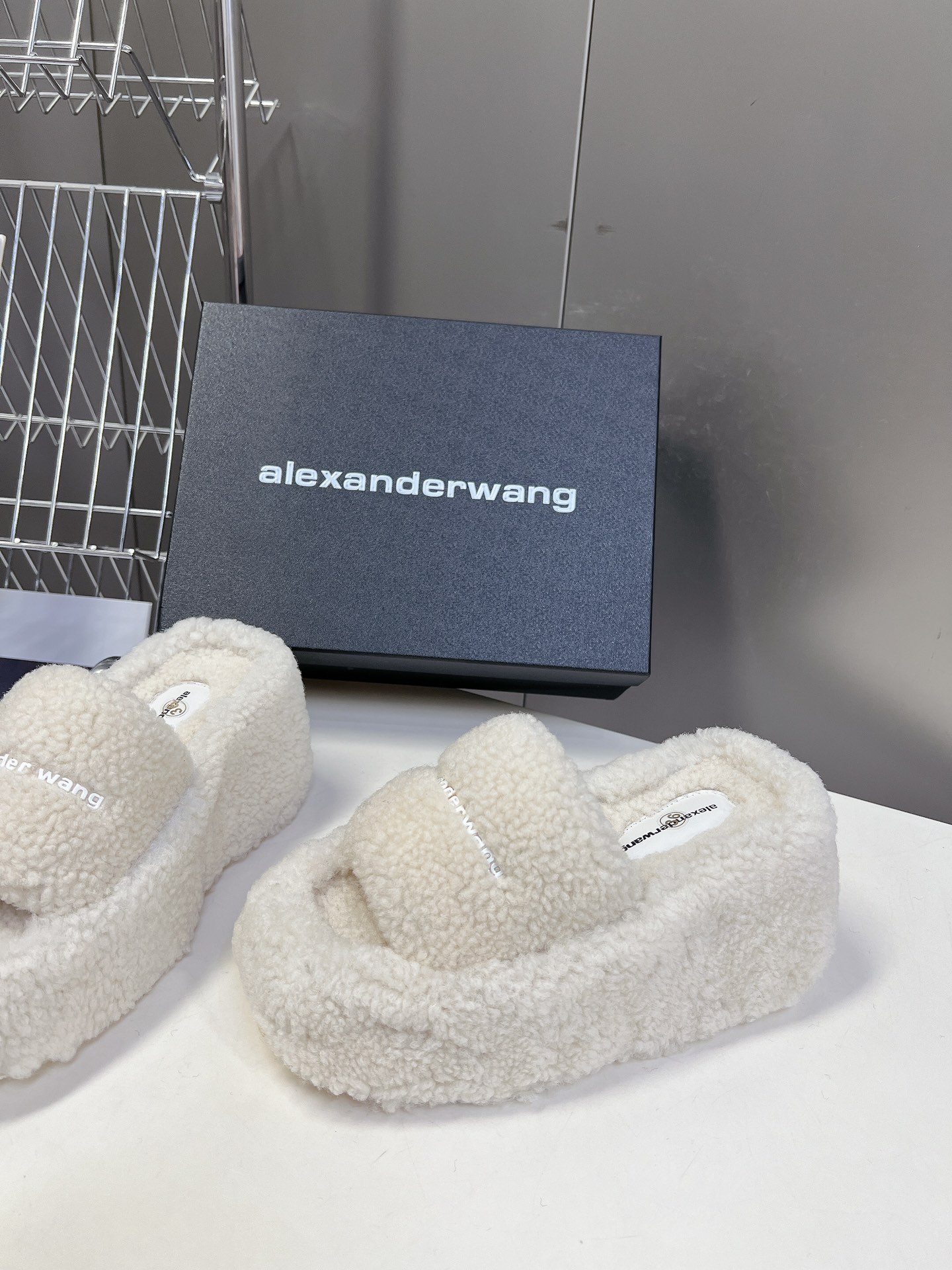 Alexanderwang大王水钻厚底毛毛拖鞋太好看了很难不爱！BLINGBLING秋冬毛毛拖露腿神器没