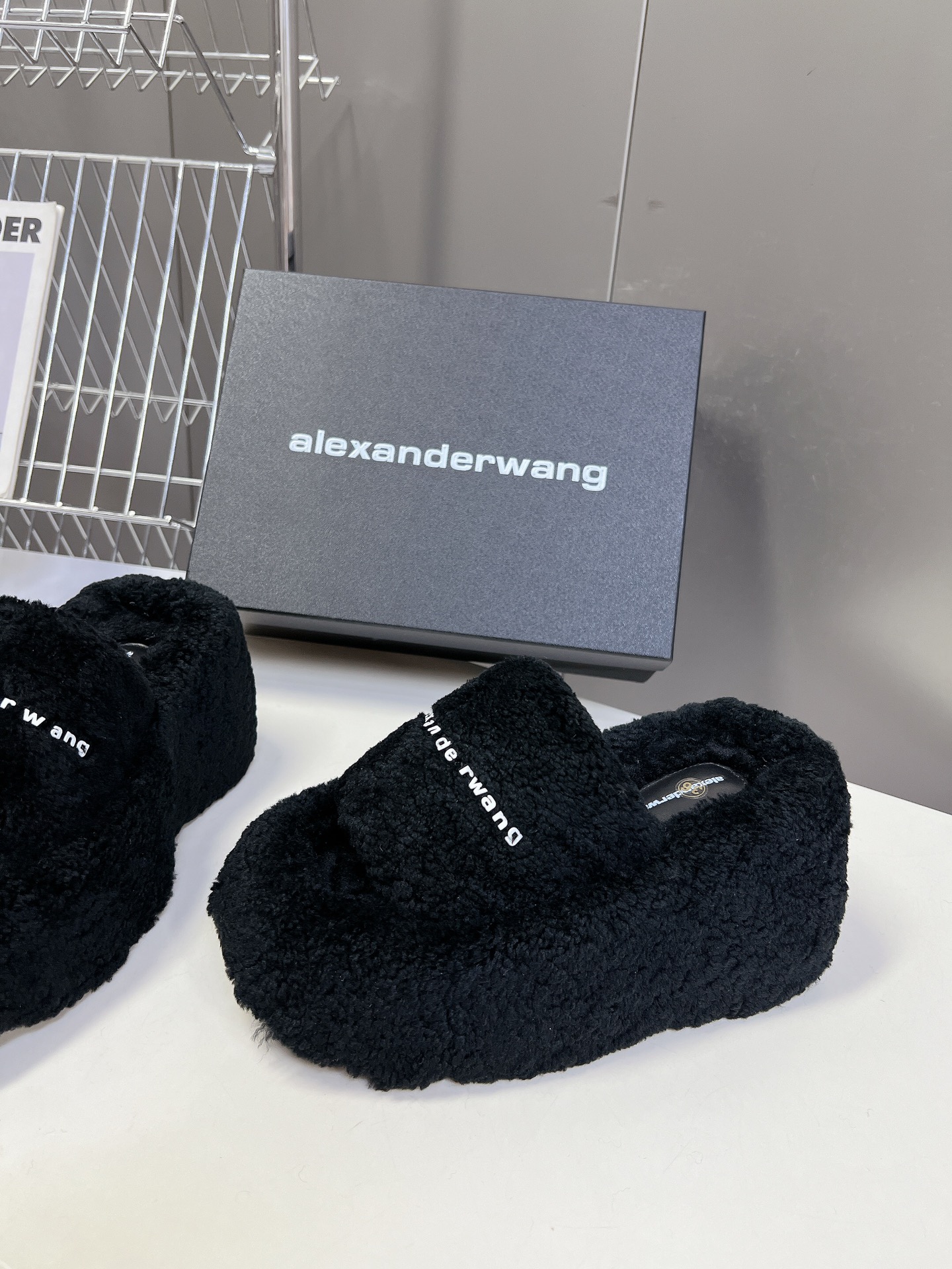 Alexanderwang大王水钻厚底毛毛拖鞋太好看了很难不爱！BLINGBLING秋冬毛毛拖露腿神器没