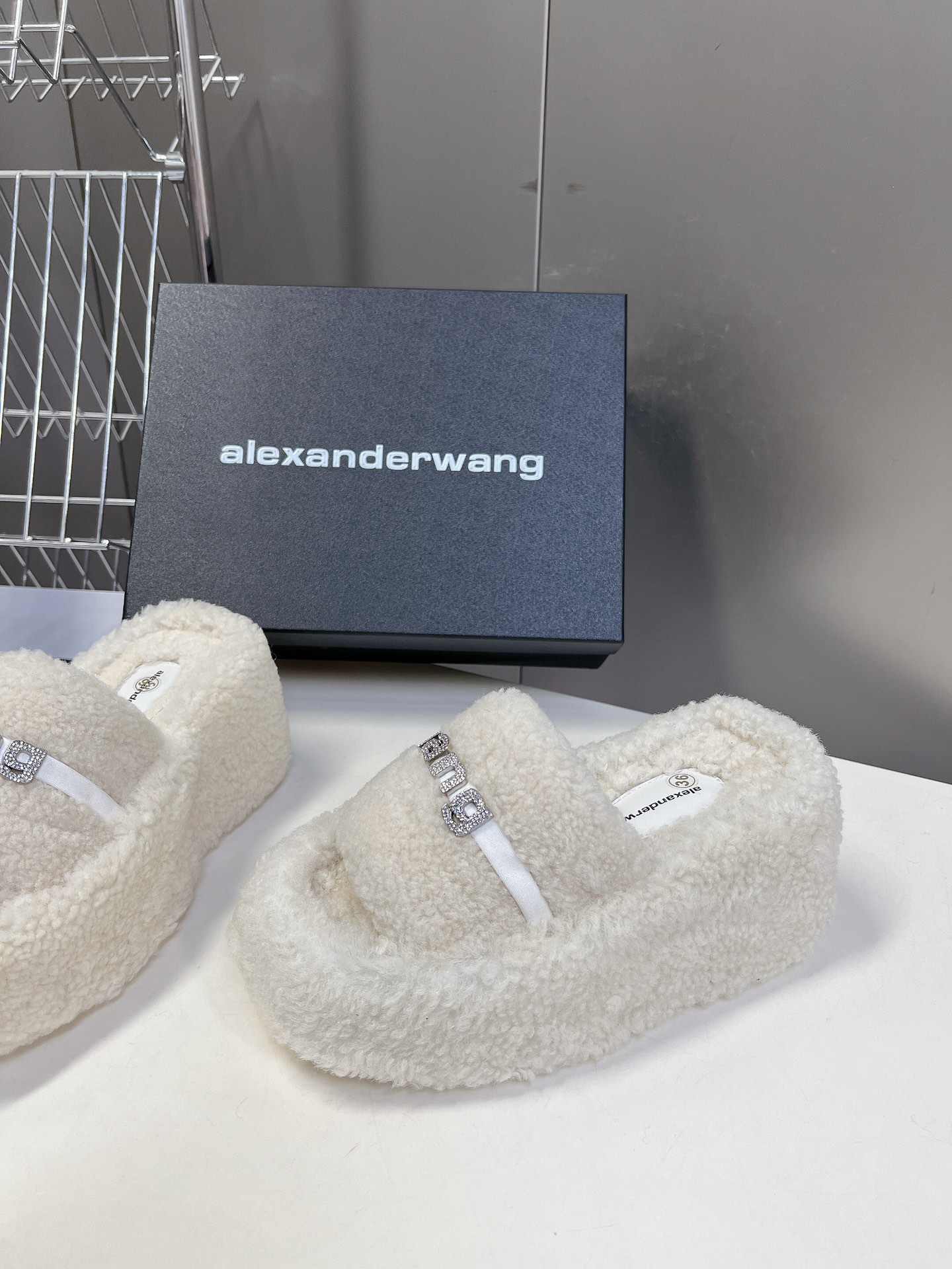 Alexanderwang大王水钻厚底毛毛拖鞋太好看了很难不爱！BLINGBLING秋冬毛毛拖露腿神器没