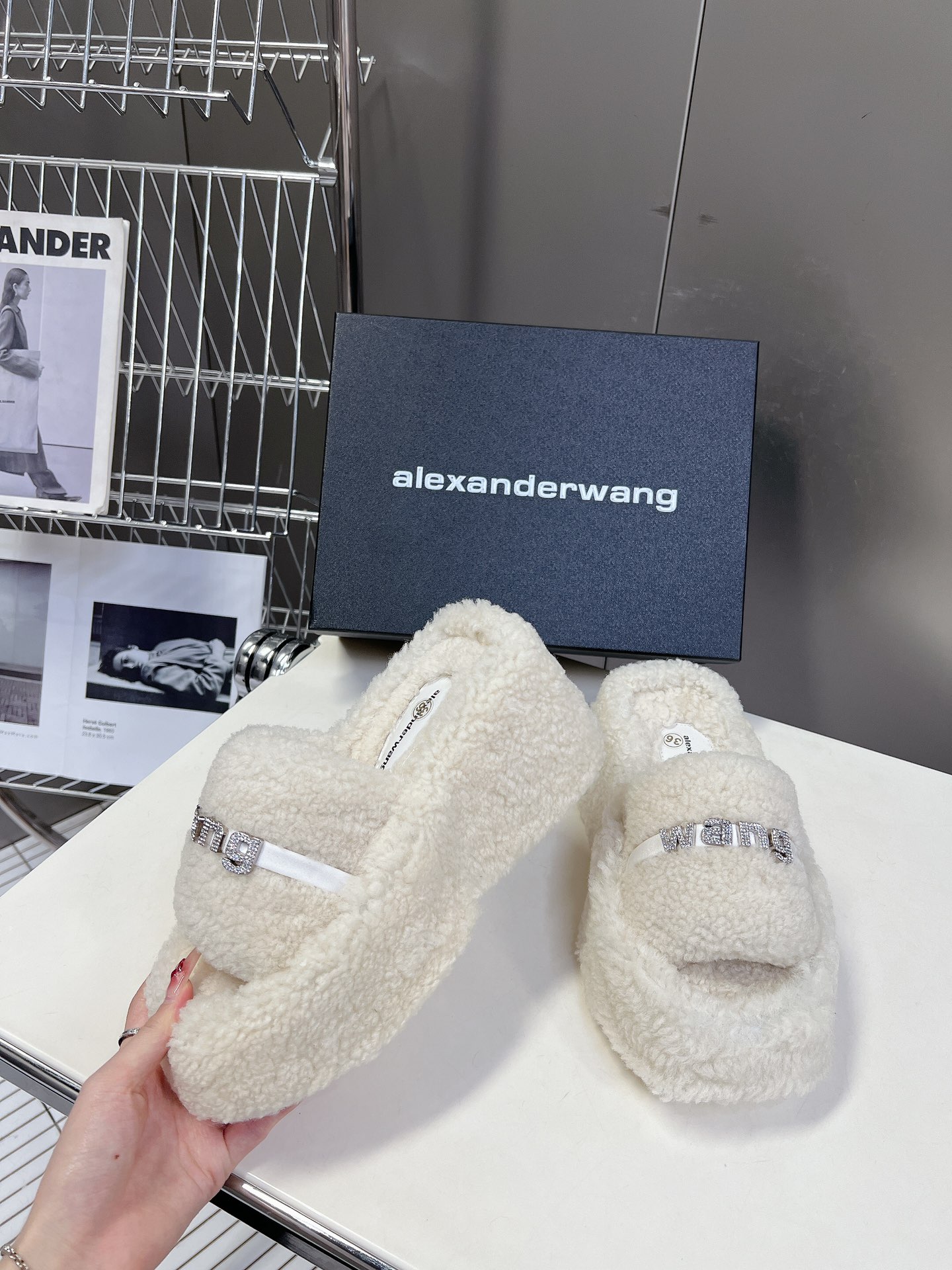 Alexanderwang大王水钻厚底毛毛拖鞋太好看了很难不爱！BLINGBLING秋冬毛毛拖露腿神器没