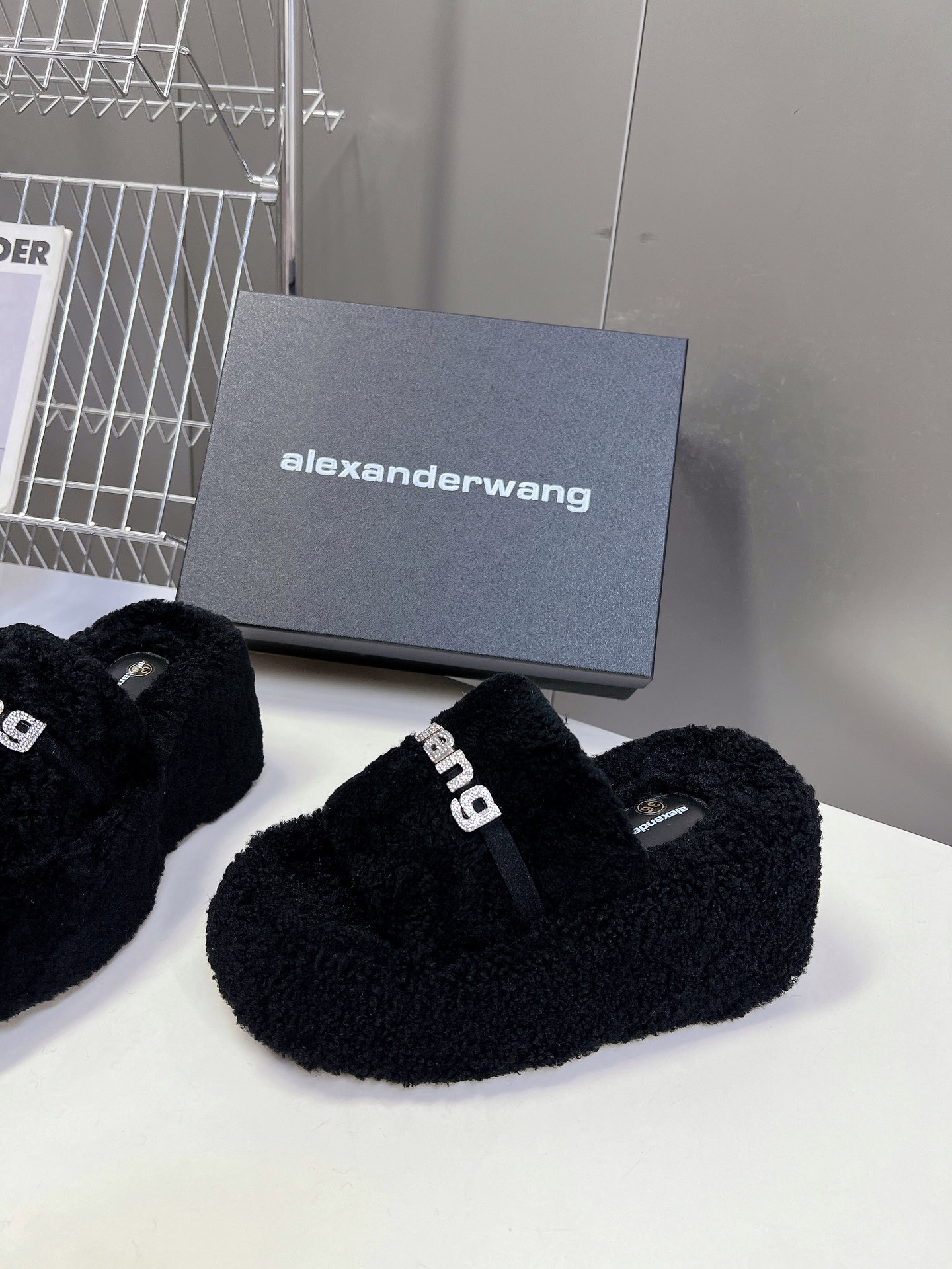 Alexanderwang大王水钻厚底毛毛拖鞋太好看了很难不爱！BLINGBLING秋冬毛毛拖露腿神器没