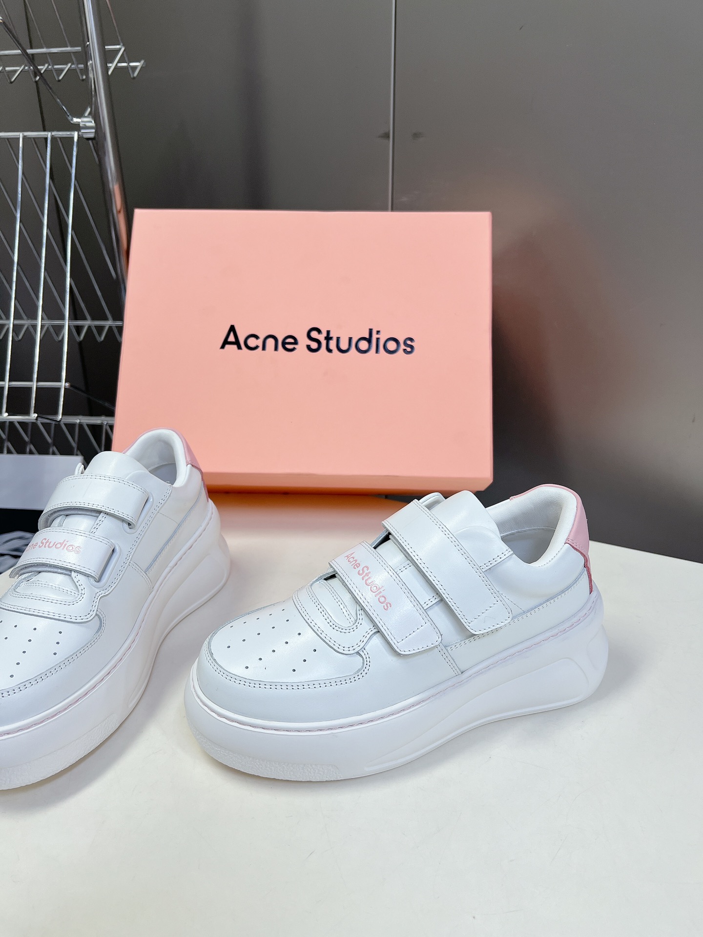 AcneStudios24ss最新厚底休闲魔术贴笑脸小白鞋渠道牛货！莞货难得一见的好货！最受欢迎的单品当