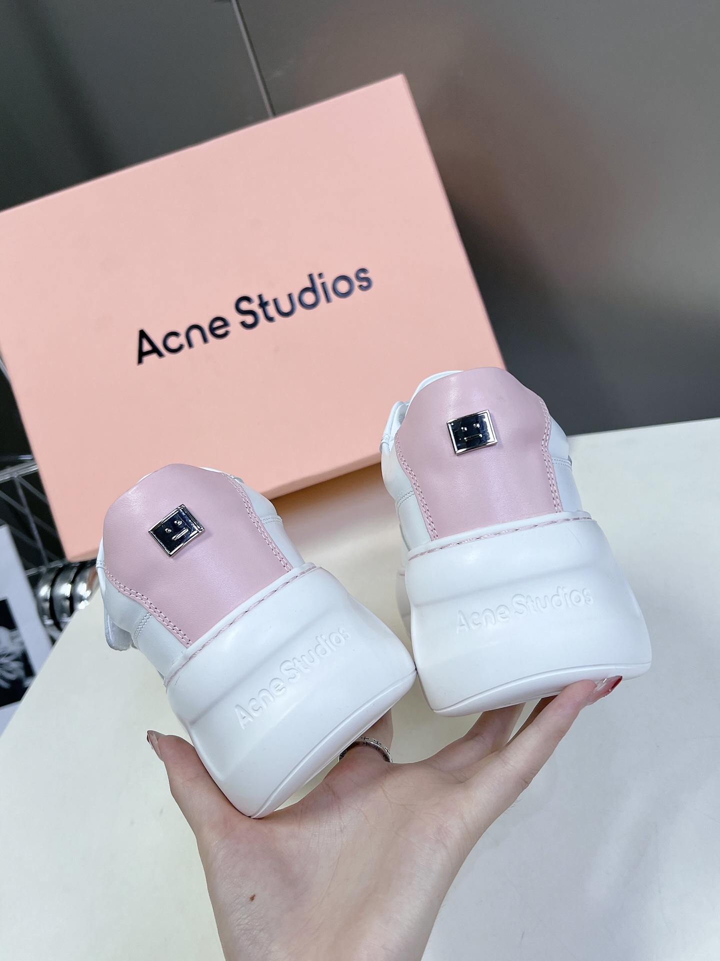 AcneStudios24ss最新厚底休闲魔术贴笑脸小白鞋渠道牛货！莞货难得一见的好货！最受欢迎的单品当