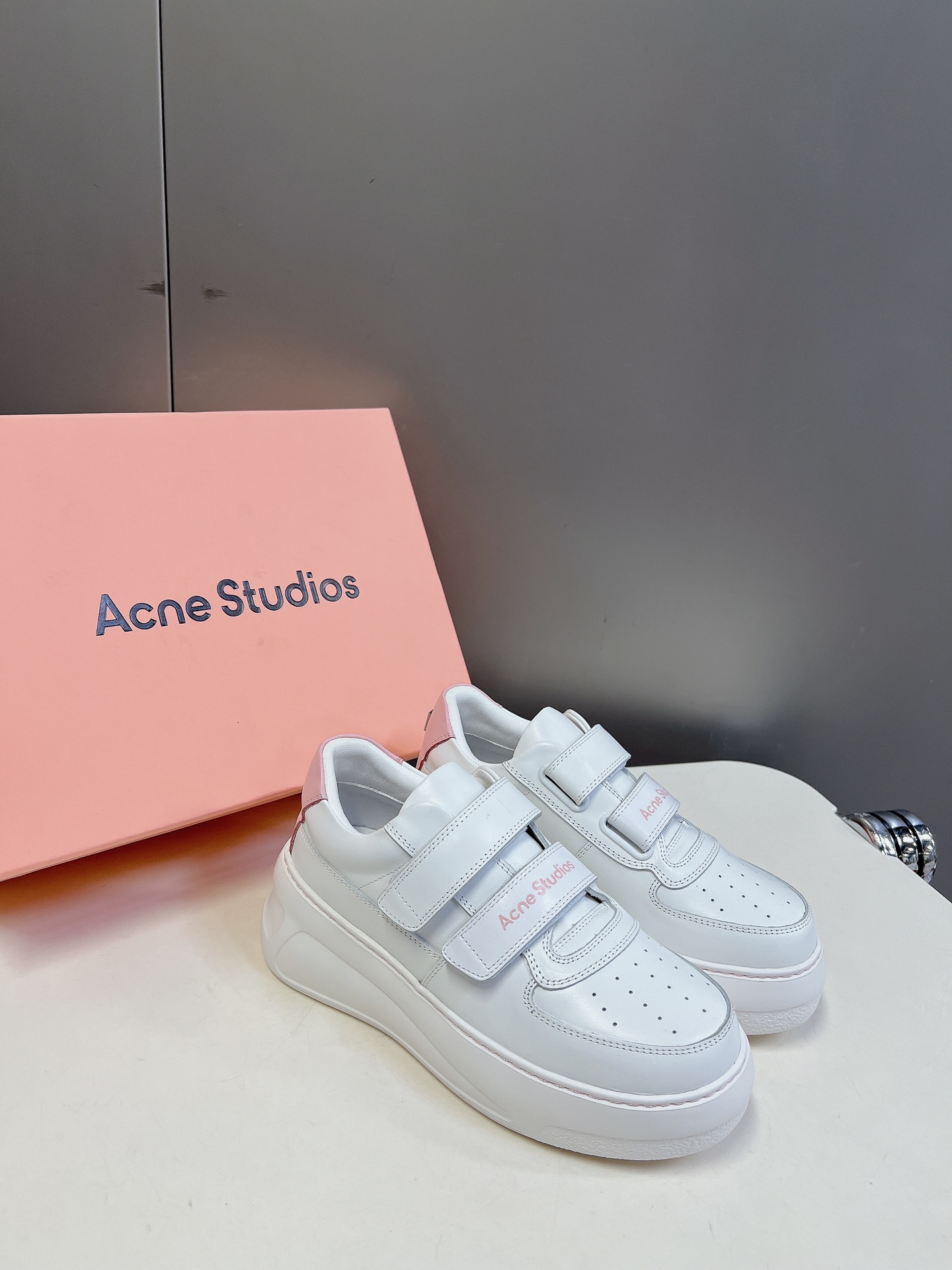 AcneStudios24ss最新厚底休闲魔术贴笑脸小白鞋渠道牛货！莞货难得一见的好货！最受欢迎的单品当