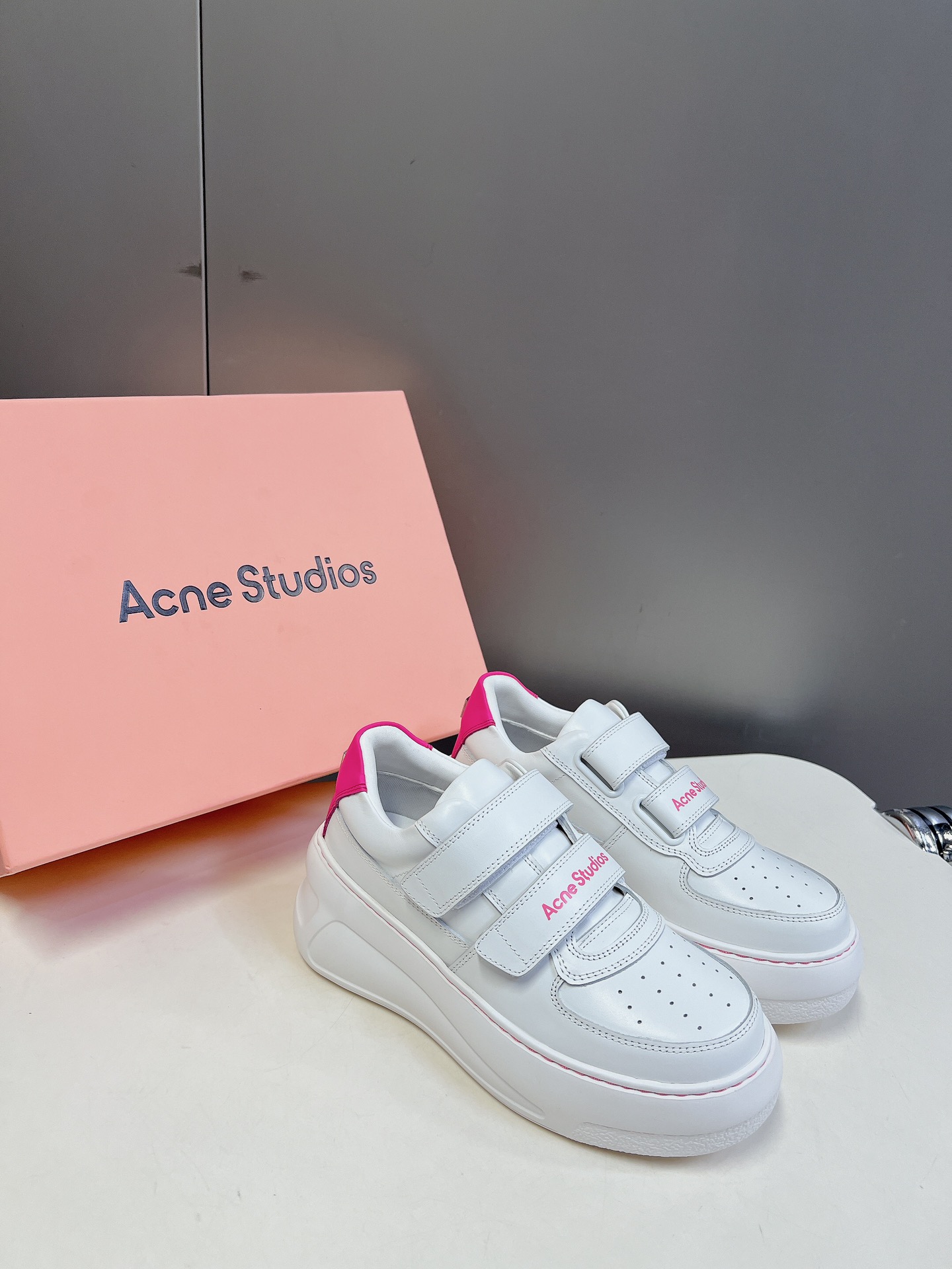 AcneStudios24ss最新厚底休闲魔术贴笑脸小白鞋渠道牛货！莞货难得一见的好货！最受欢迎的单品当