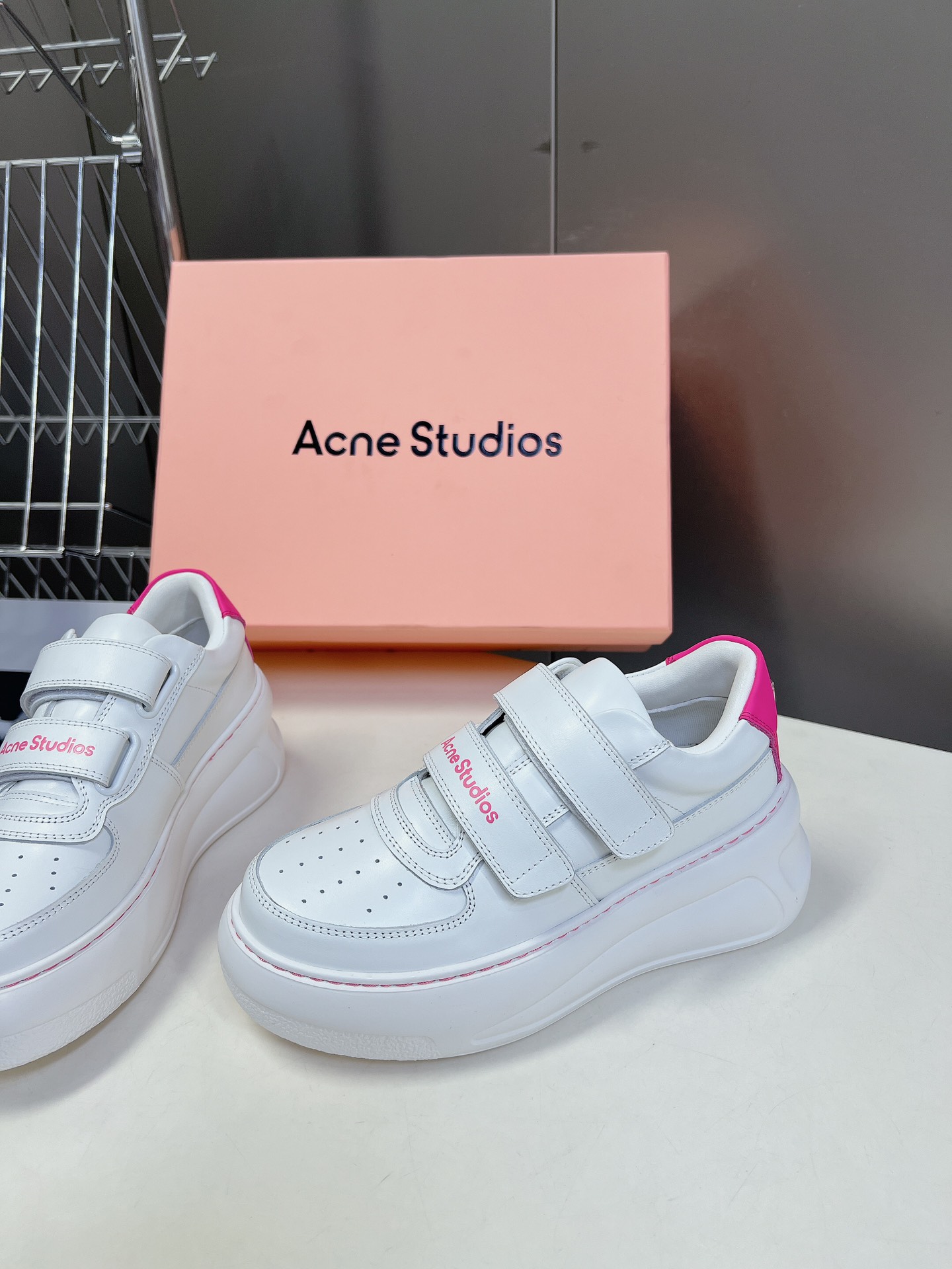 AcneStudios24ss最新厚底休闲魔术贴笑脸小白鞋渠道牛货！莞货难得一见的好货！最受欢迎的单品当