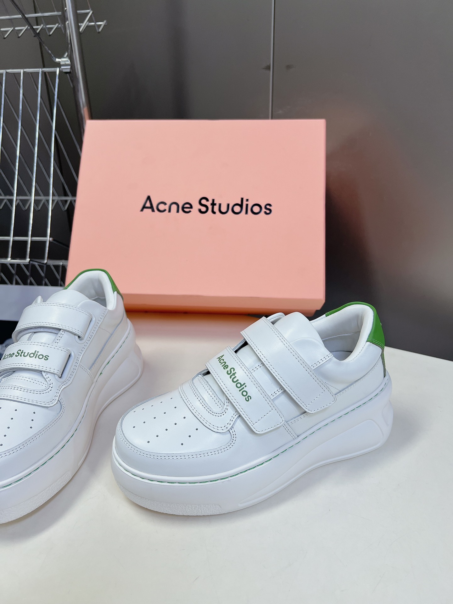 AcneStudios24ss最新厚底休闲魔术贴笑脸小白鞋渠道牛货！莞货难得一见的好货！最受欢迎的单品当