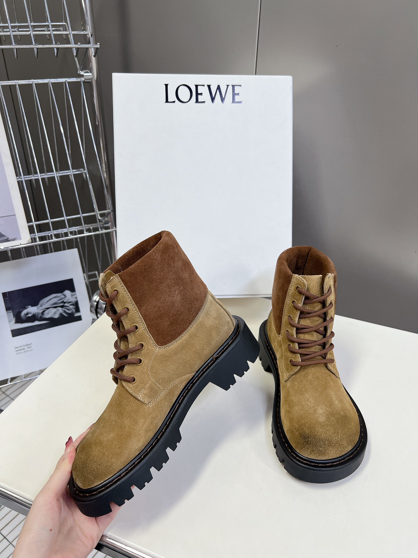 男装10LOEWE罗意威秋冬新款情侣娃娃头鞋带马丁靴简约大气时髦耐看不过时是时尚圈永不退潮的经典所在复古