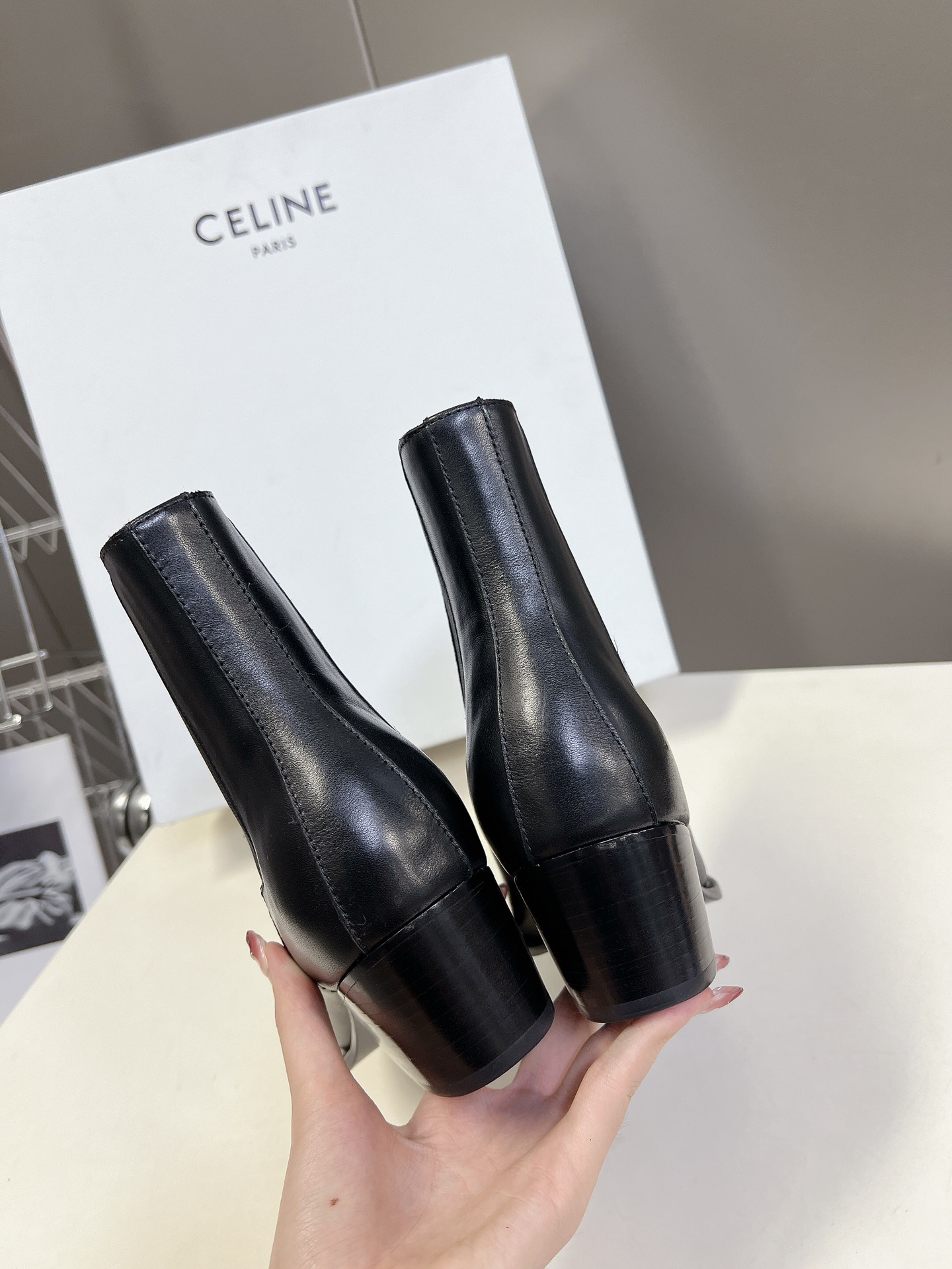 CELINE专柜最新时装靴走秀款时尚博主同款早秋力推单品！复古欧美风格炸街必备单品️凯旋门logo点缀非