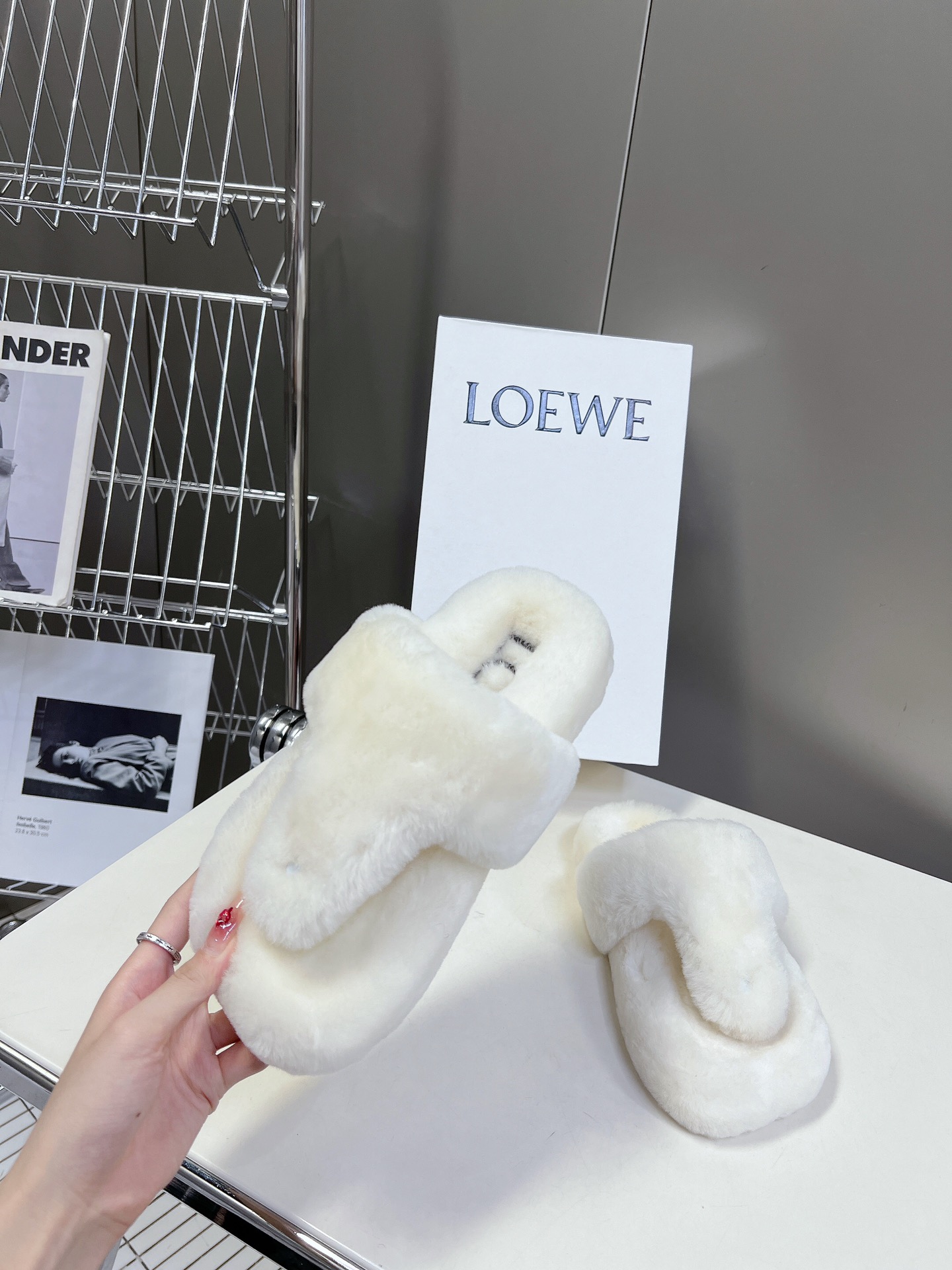 LOEWE罗意威最新王炸爆款夹趾平底毛拖进口羊毛材质舒适度极高非常具有辨识度美貌与实用并存舒适而不单调的